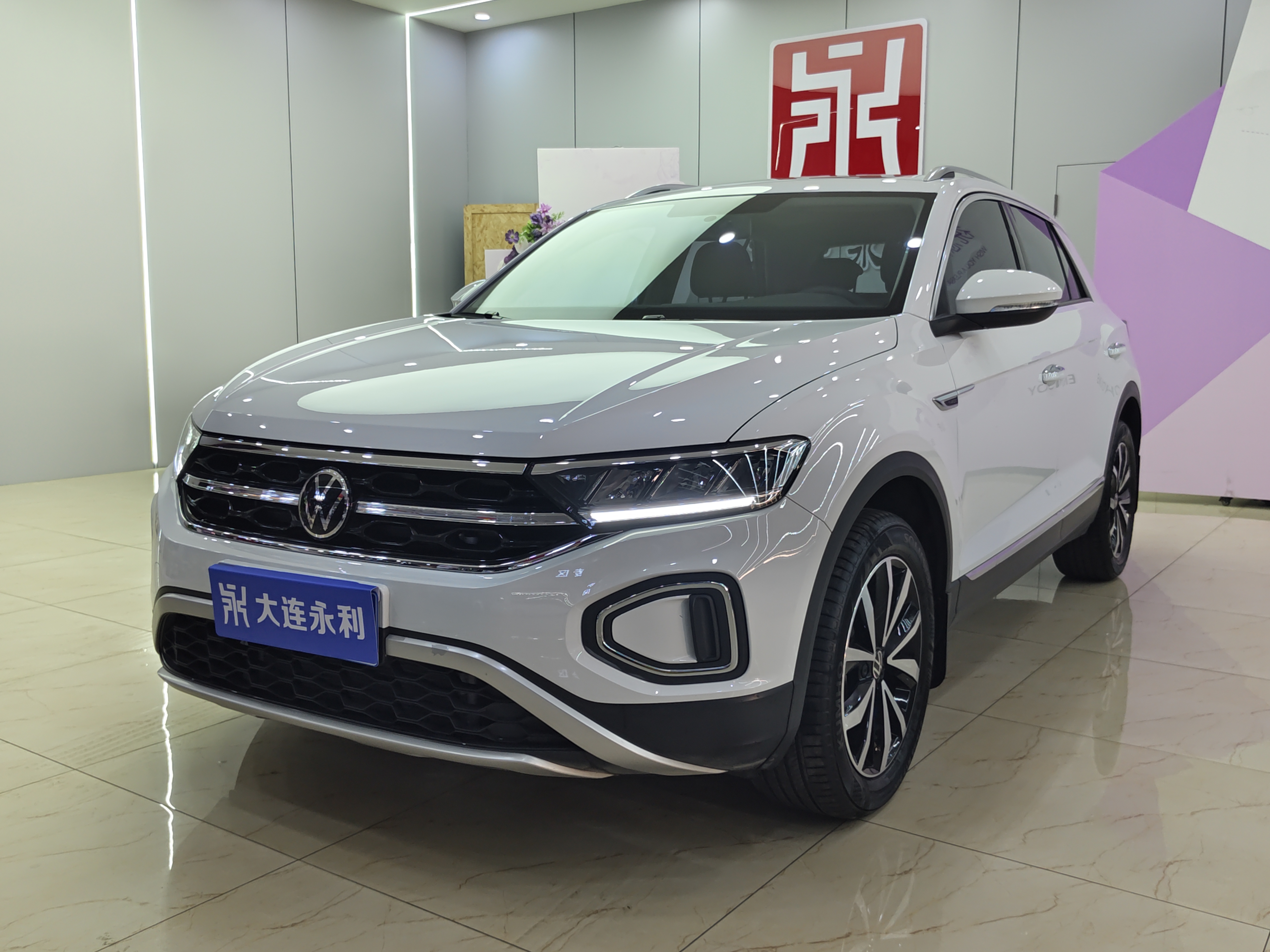 Volkswagen T-Roc 2024 car image 