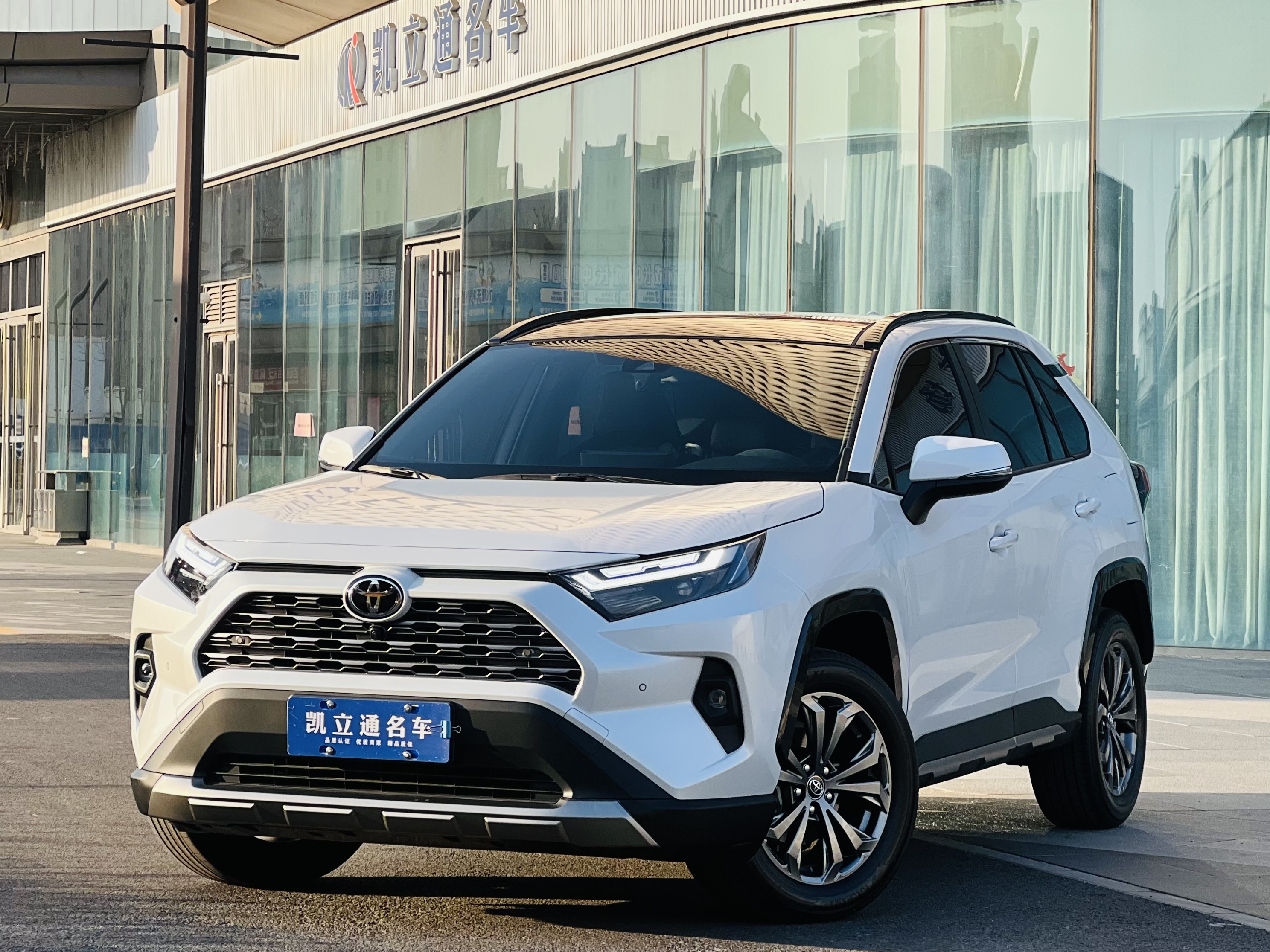 Toyota RAV4 2025 car image 