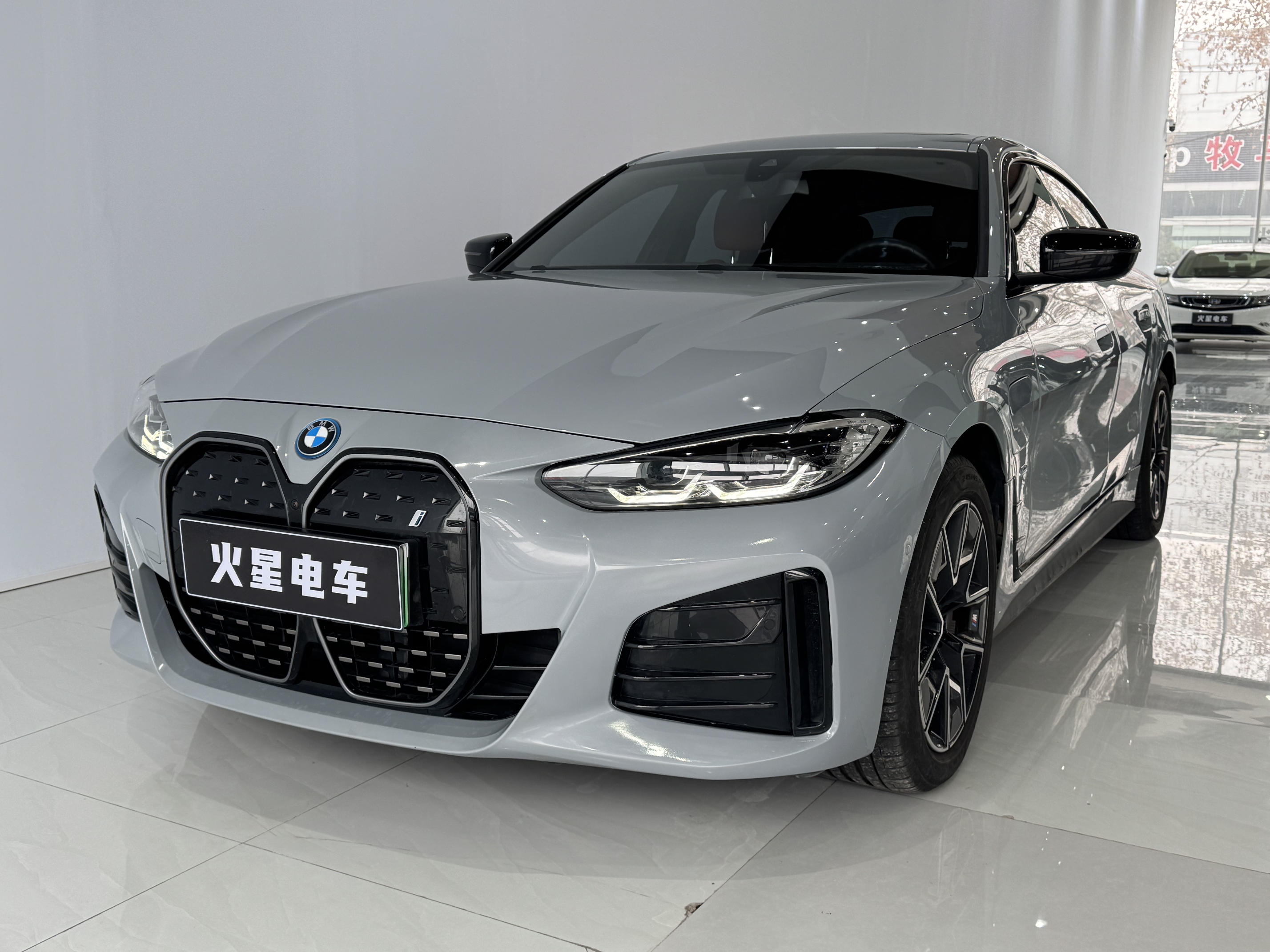 BMW i4 2024 car image 