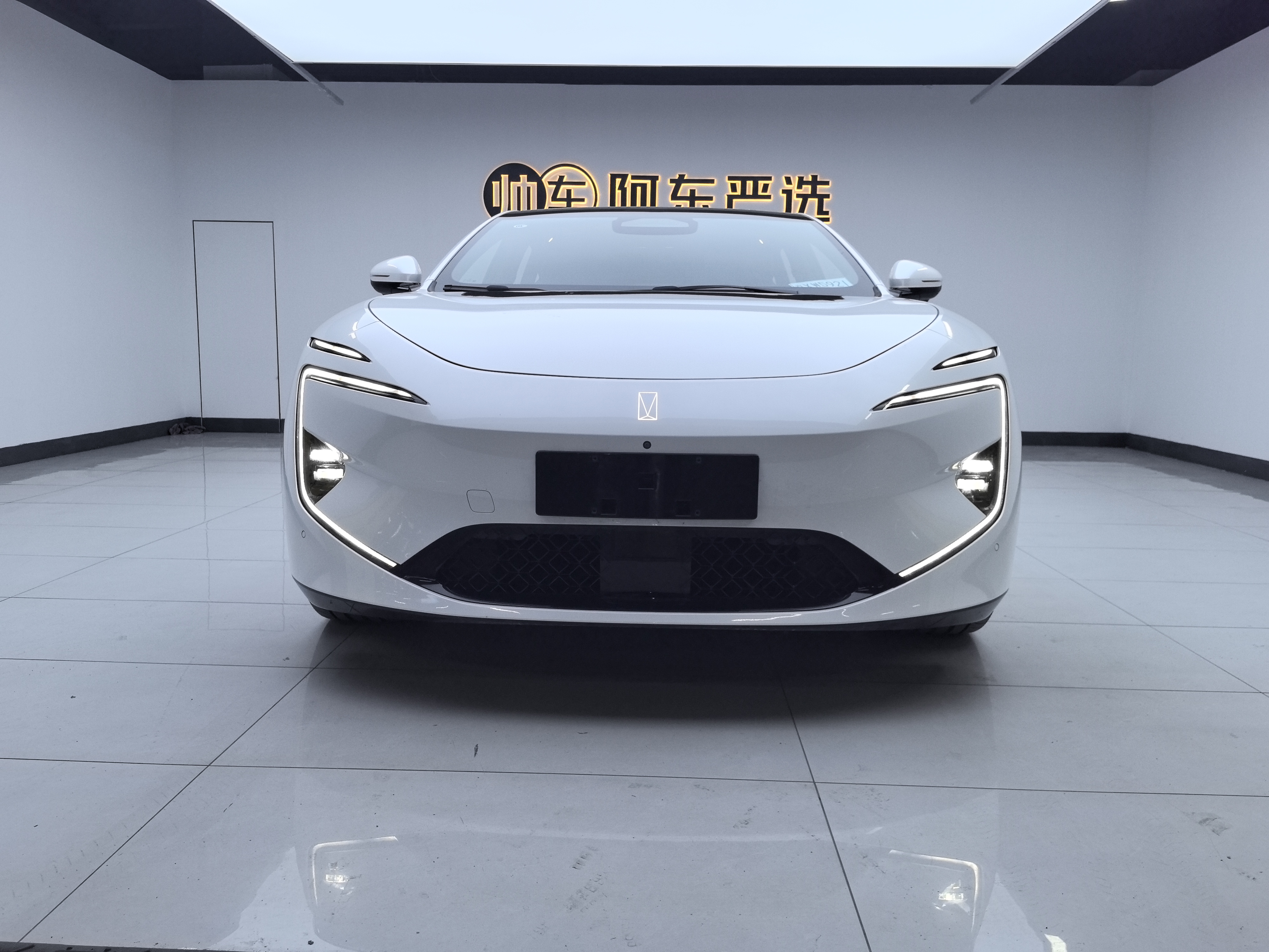 Avatr 12 2024 car image 