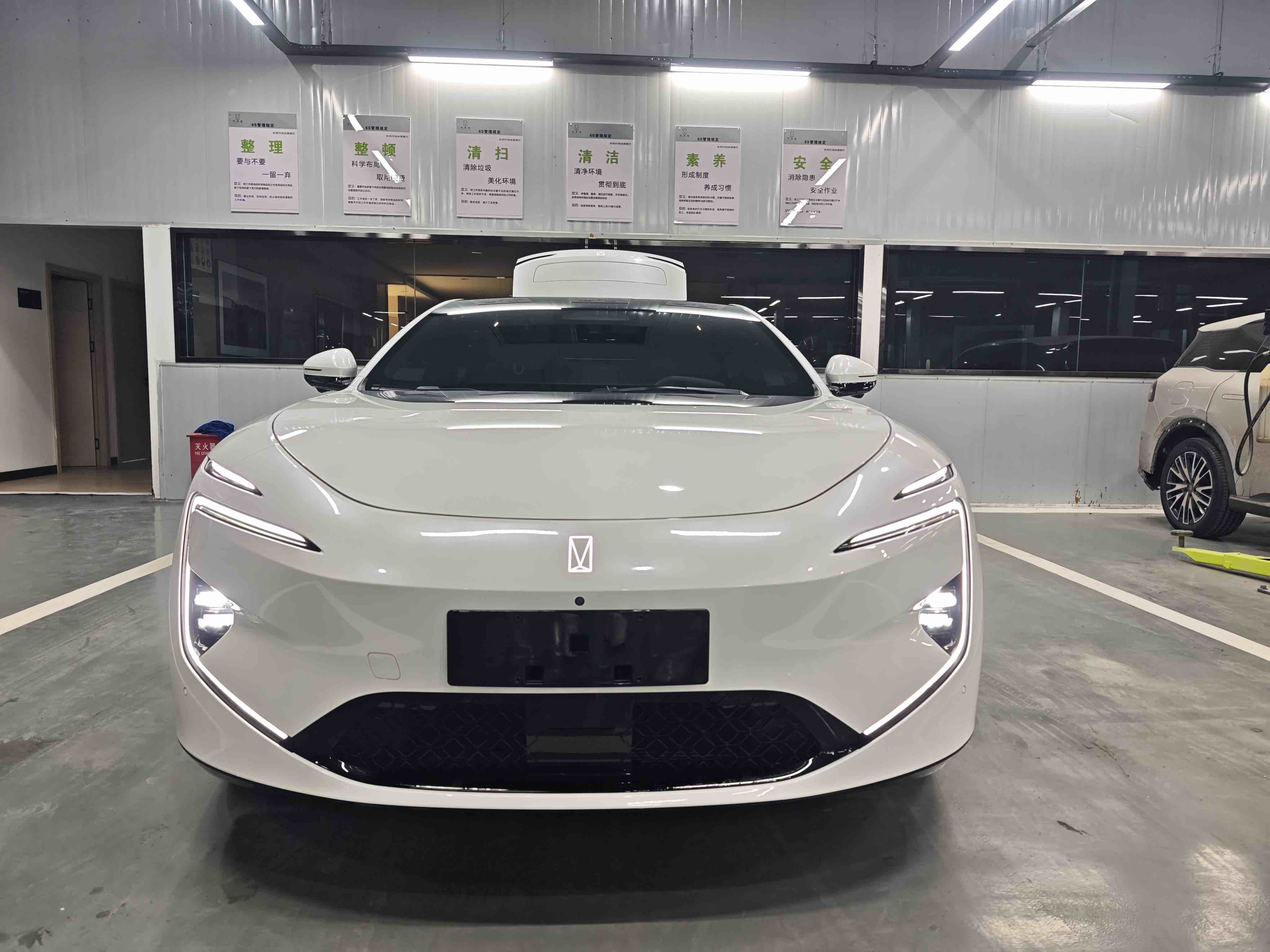 Avatr 12 2024 car image 