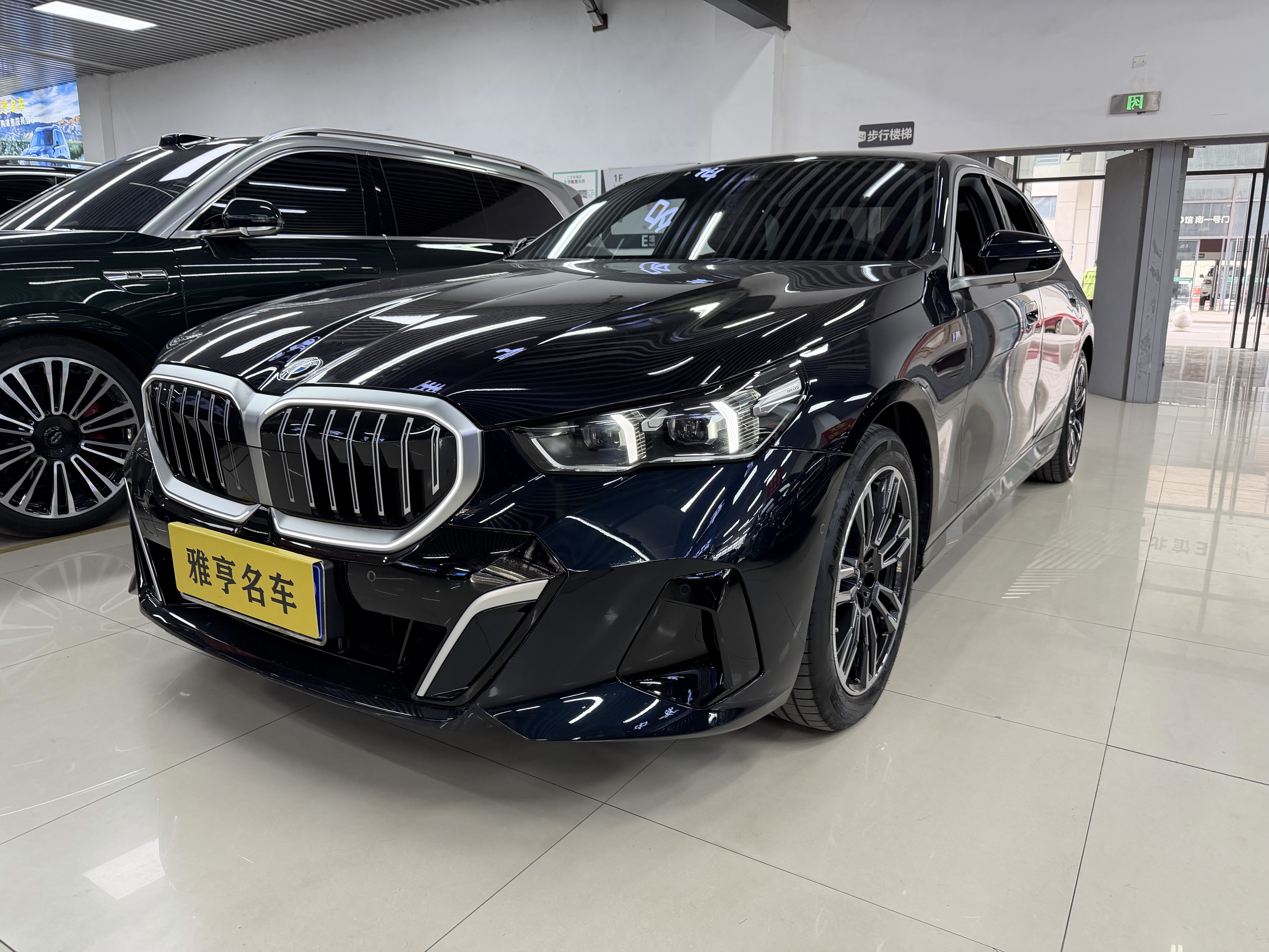 BMW 5 Series 2025 汽车图片 