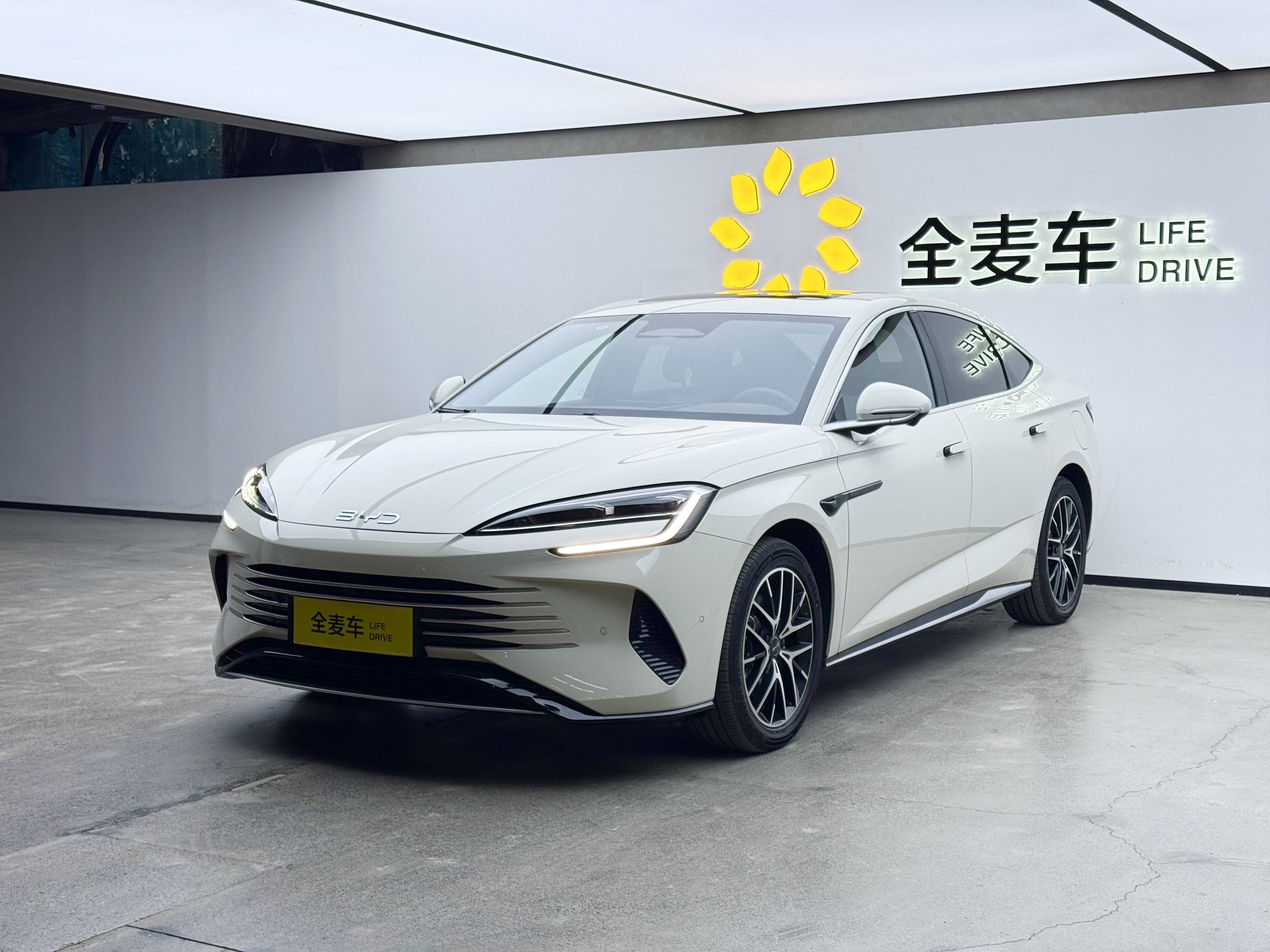 BYD Seal 07 DM-i 2025 BYD Seal 07 DM-i 2025 car image