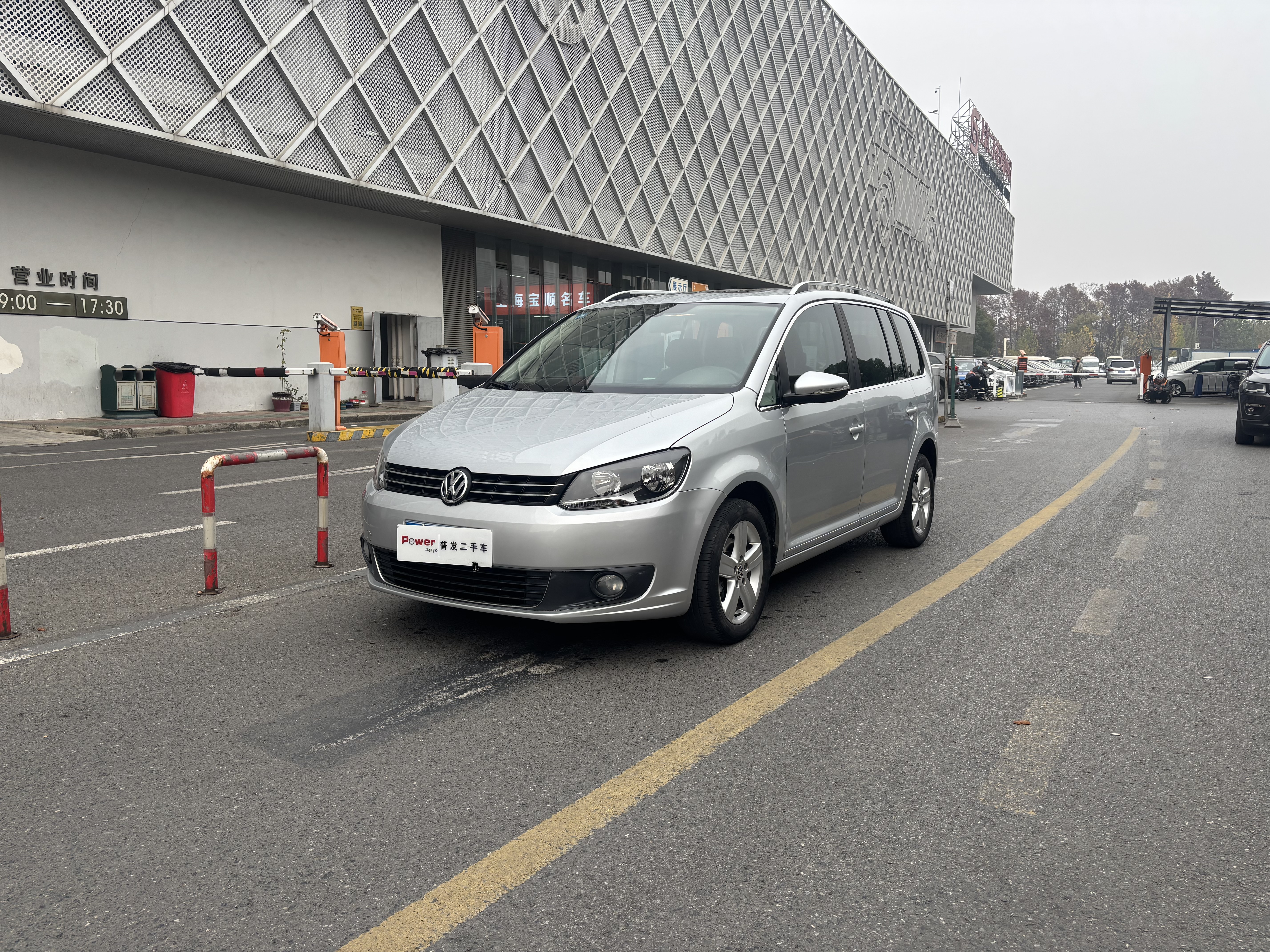 Volkswagen Touran 2015 car image 