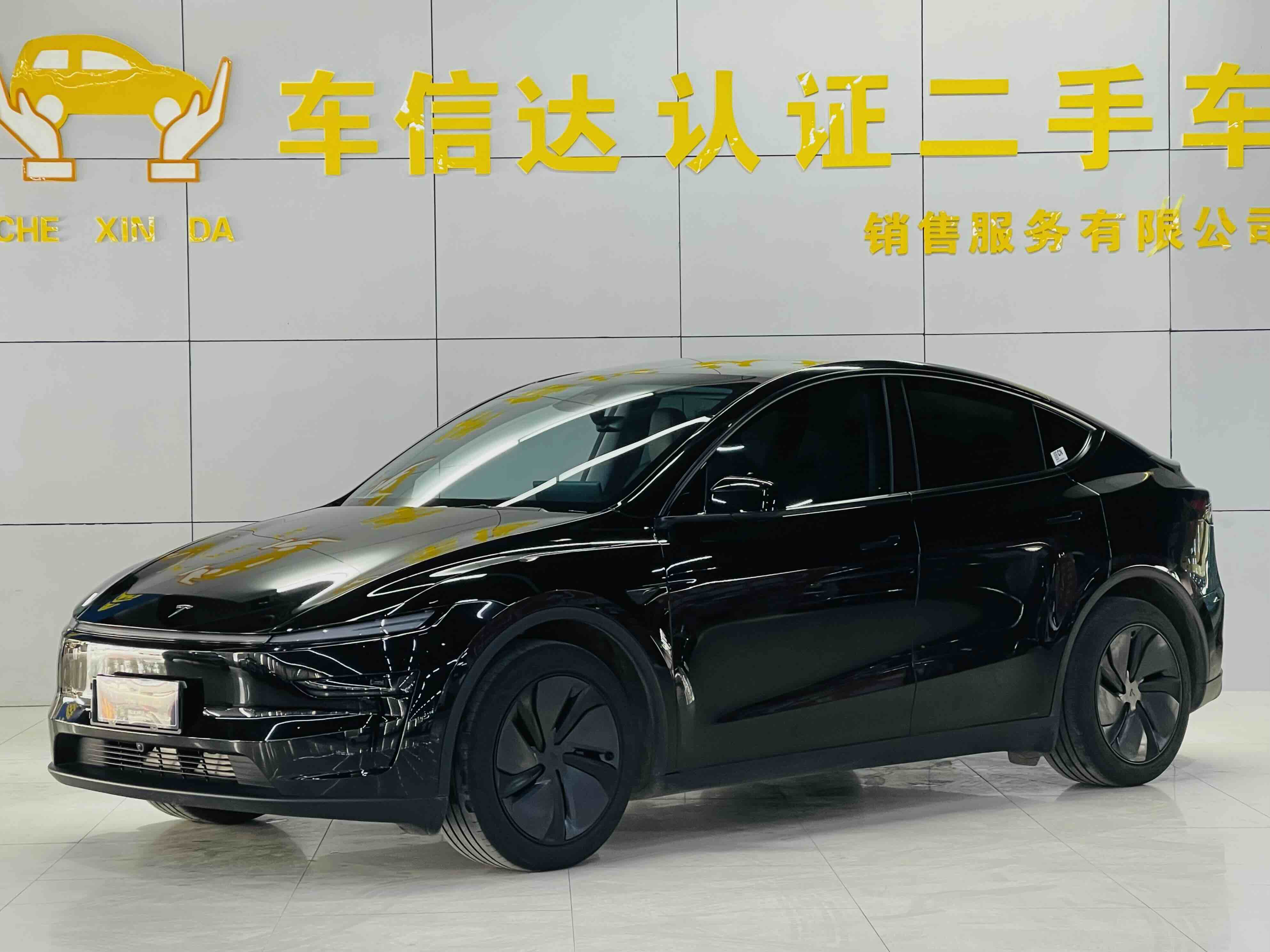 Tesla Model Y 2025 汽车图片 