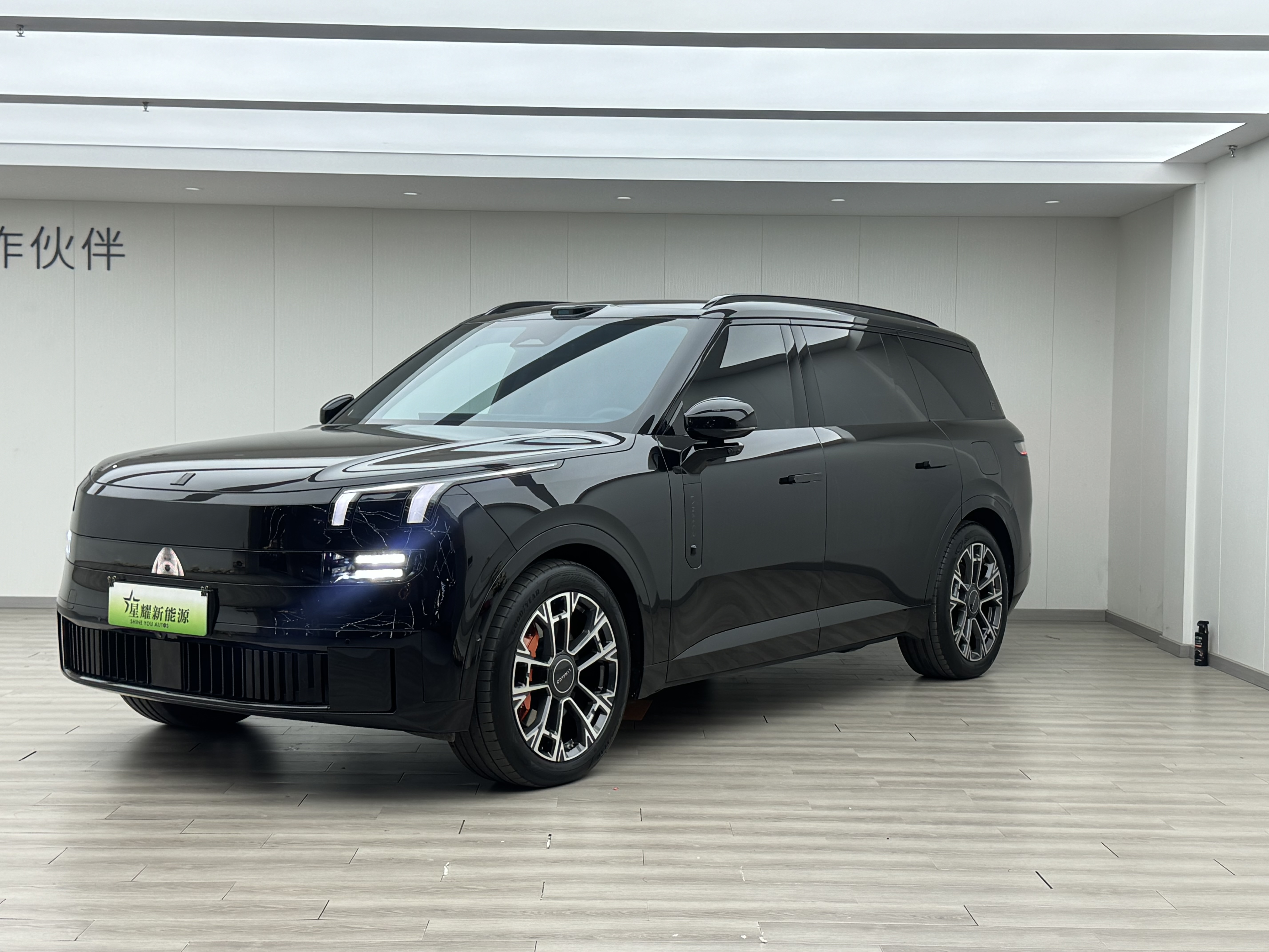 Lynk & Co 900 2025 car image 