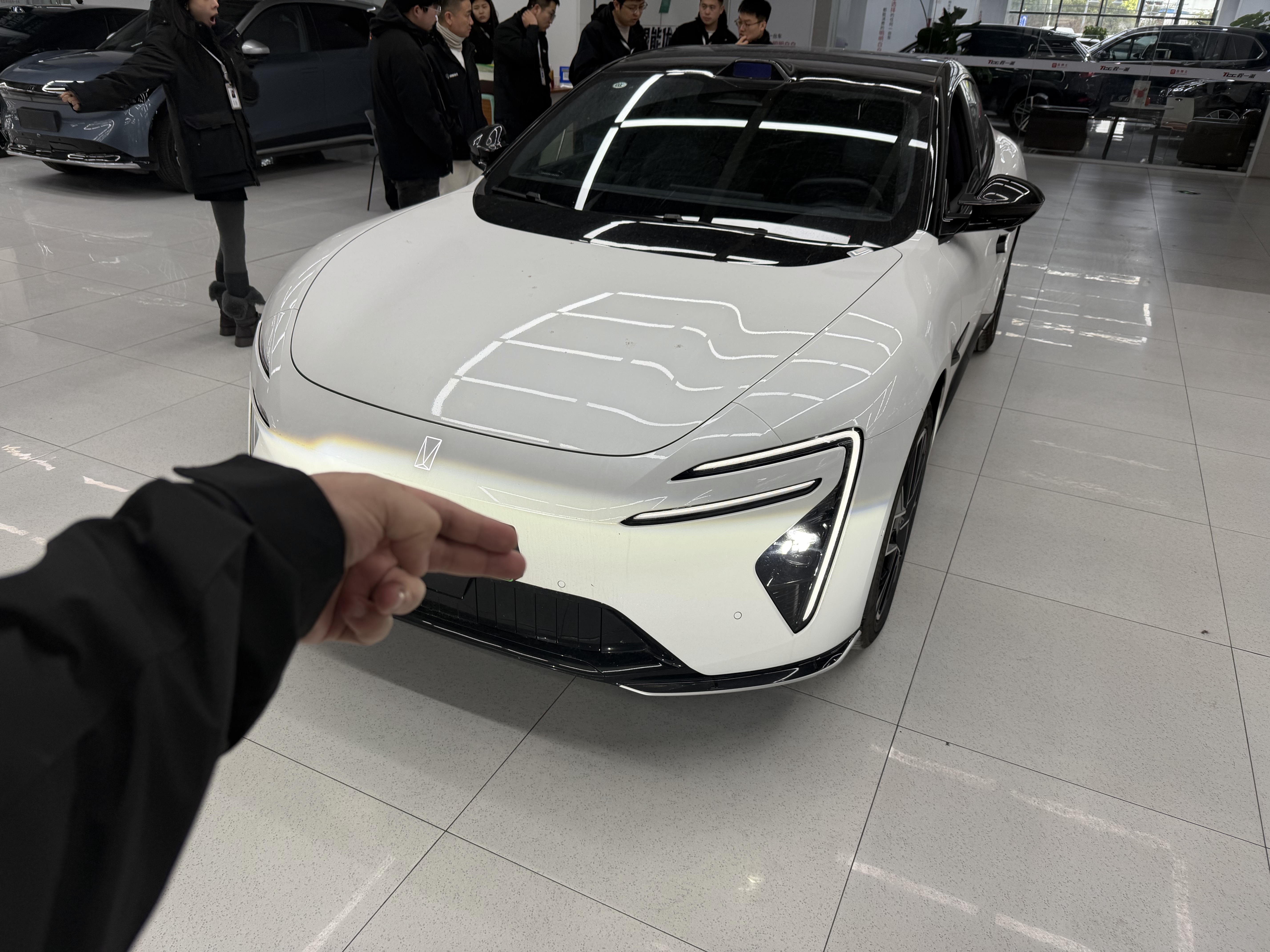 Avatr 06 2025 car image 