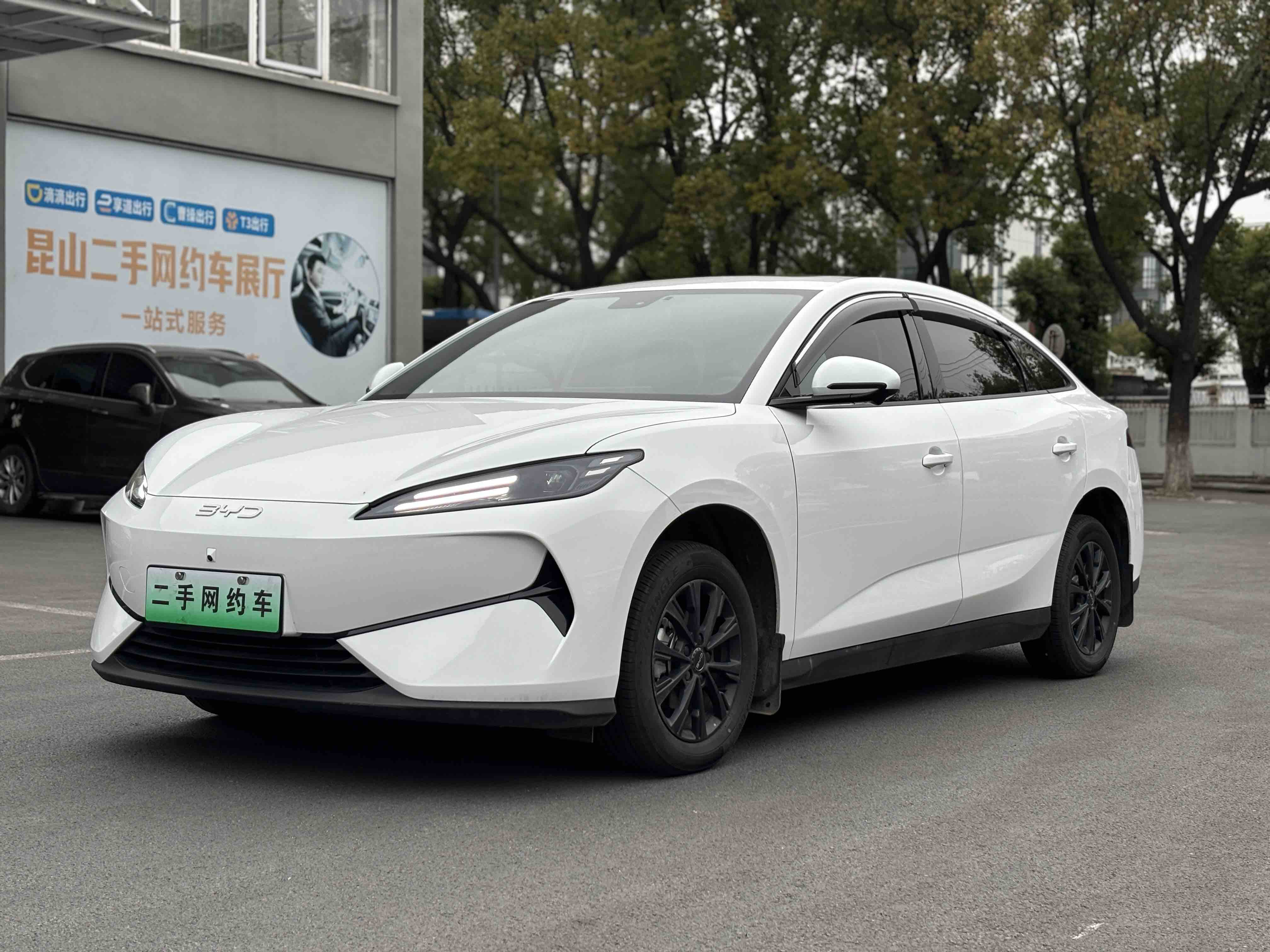 BYD e7 2025 image de voiture 