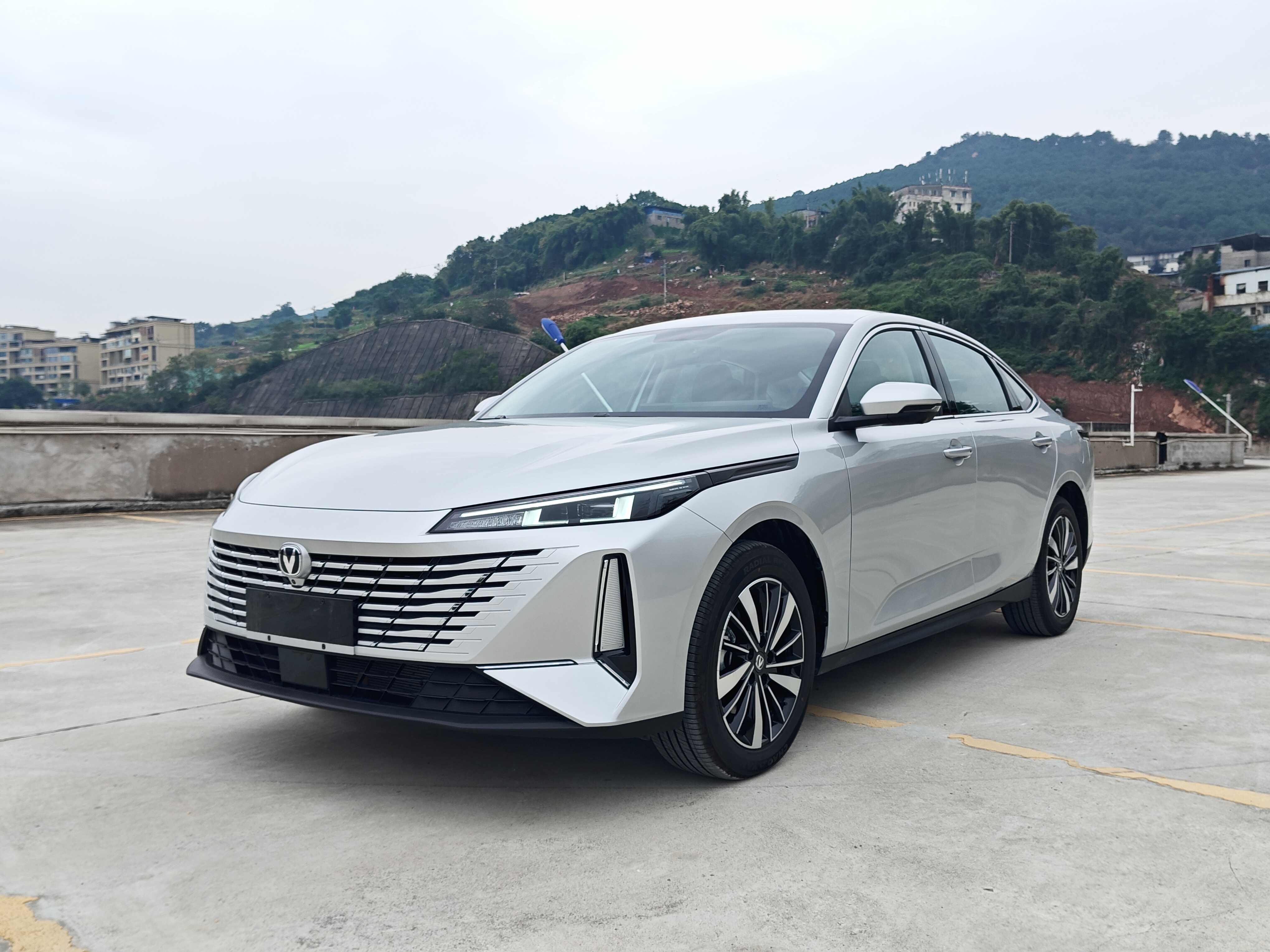 Changan EadoPHEV 2025 car image 