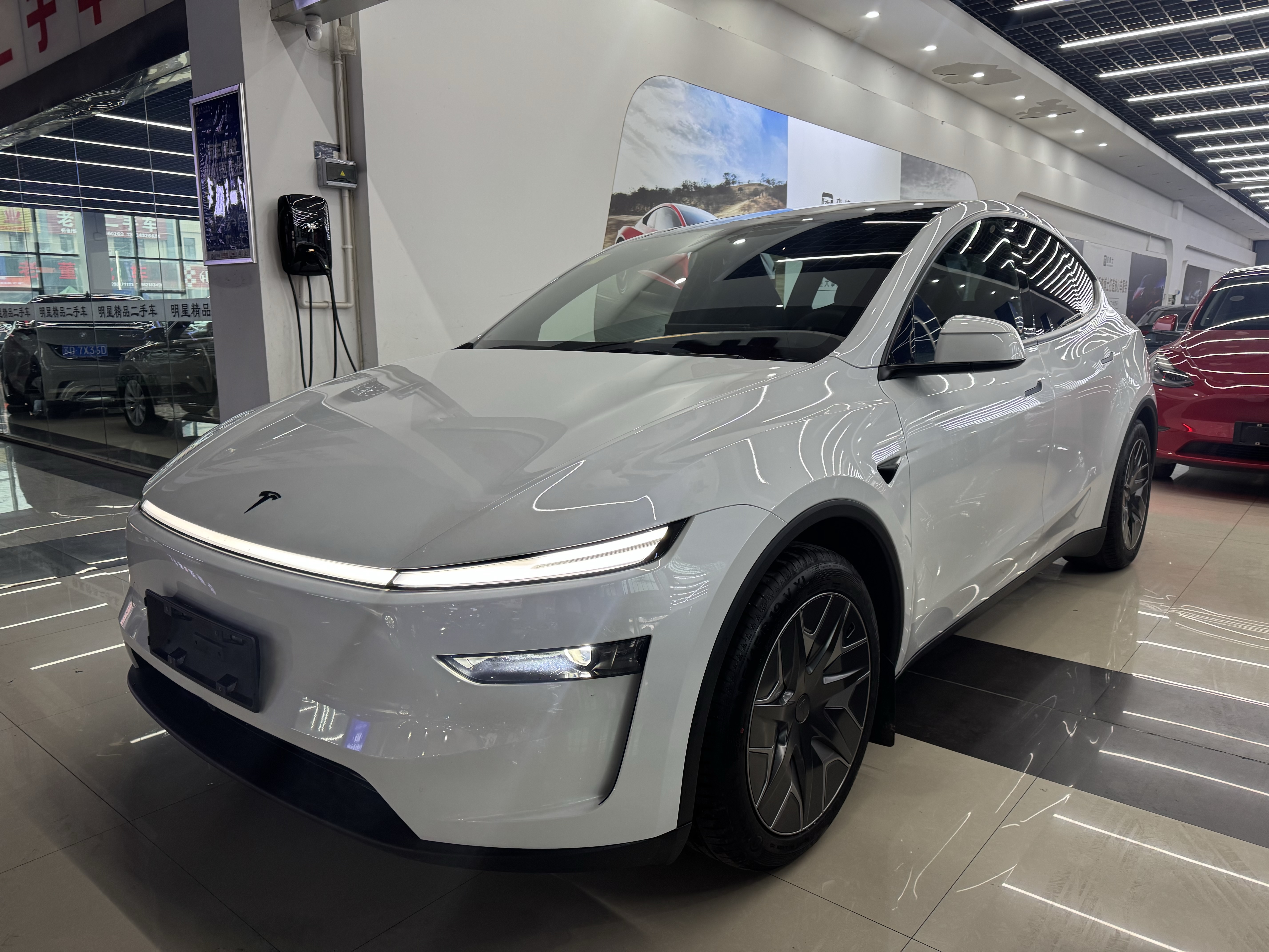 Tesla Model Y L 2025 汽车图片 
