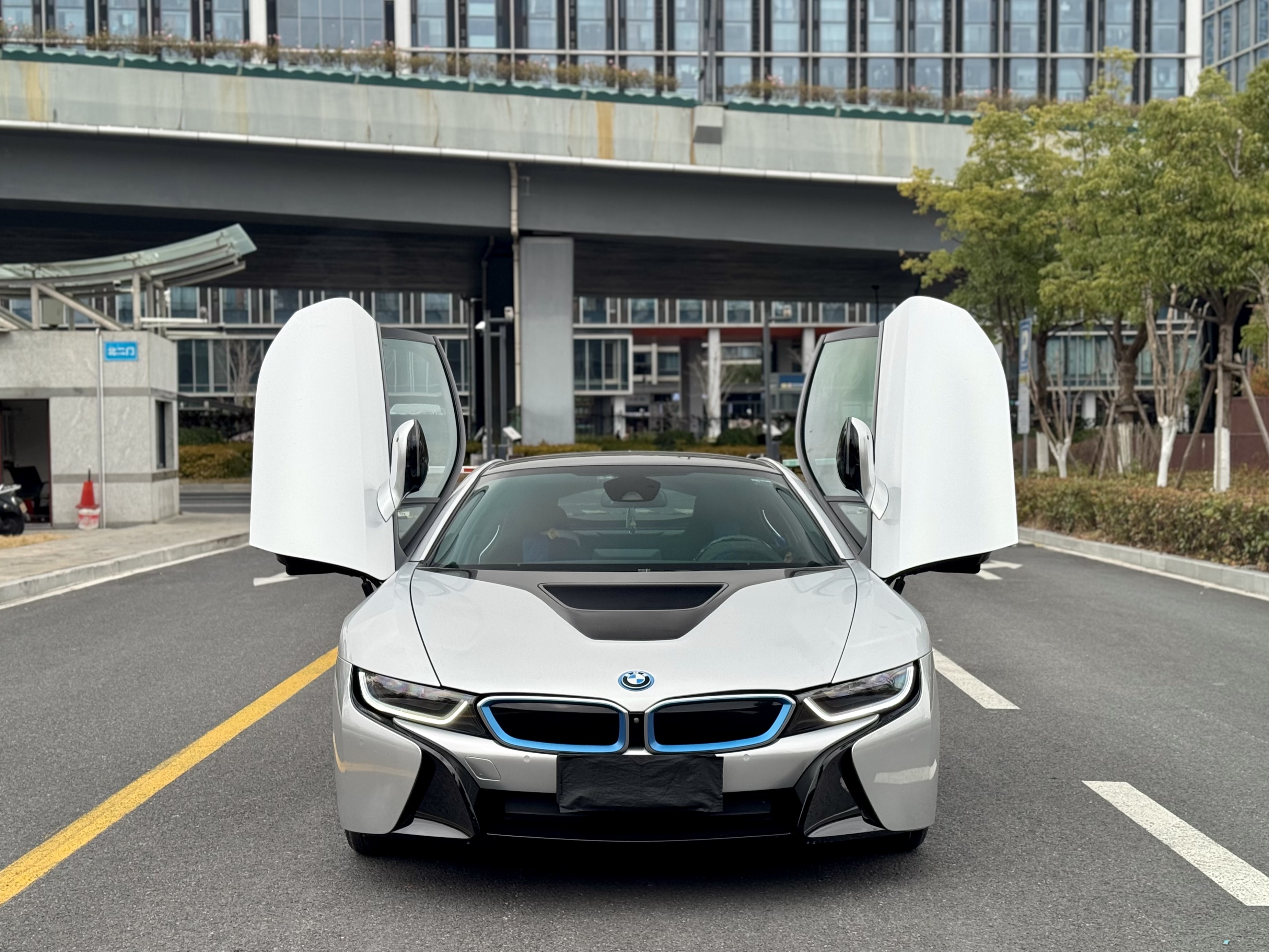BMW i8 2018 BMW i8 2018 car image