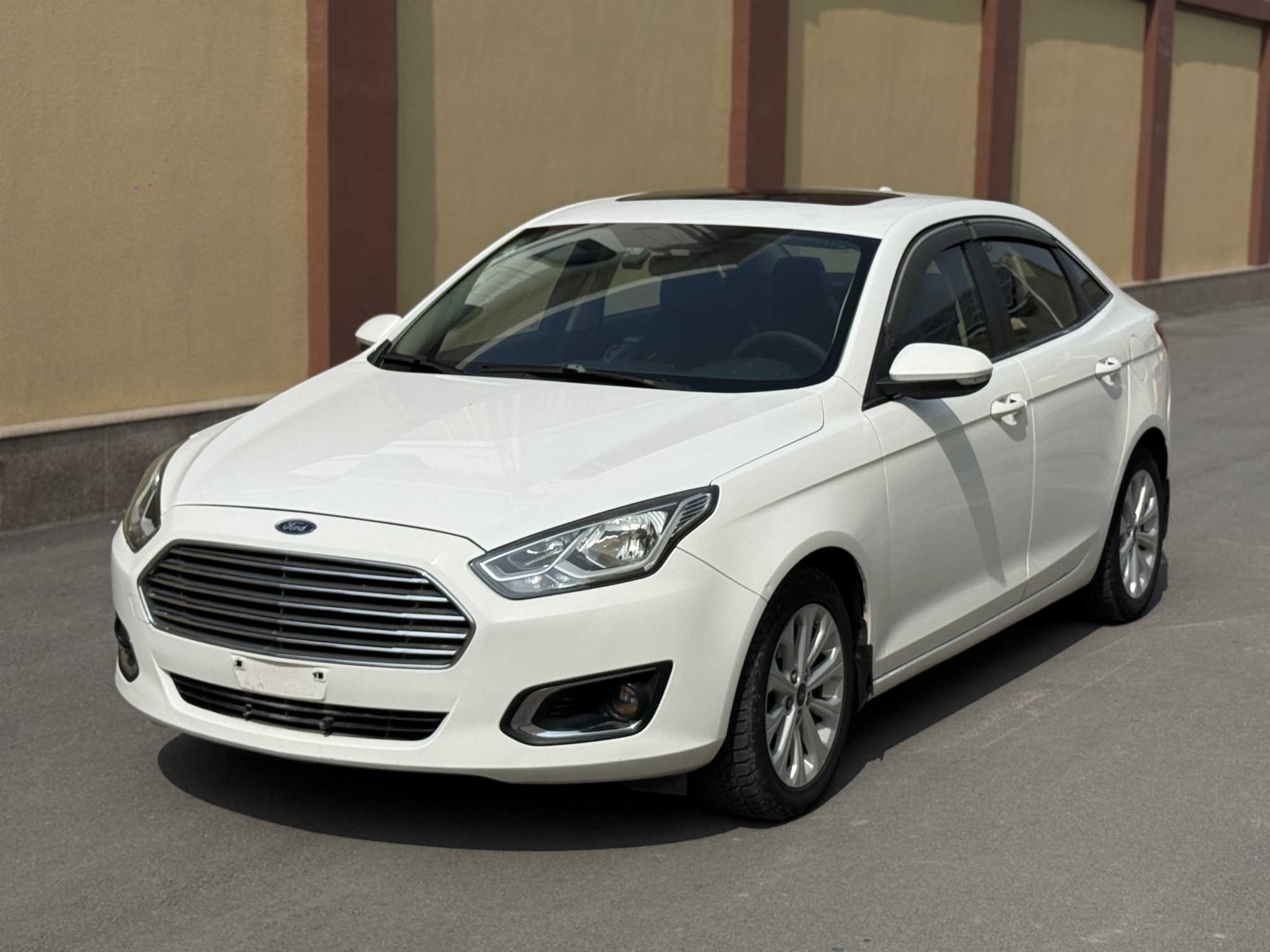 Ford Escort 2016 صورة سيارة 