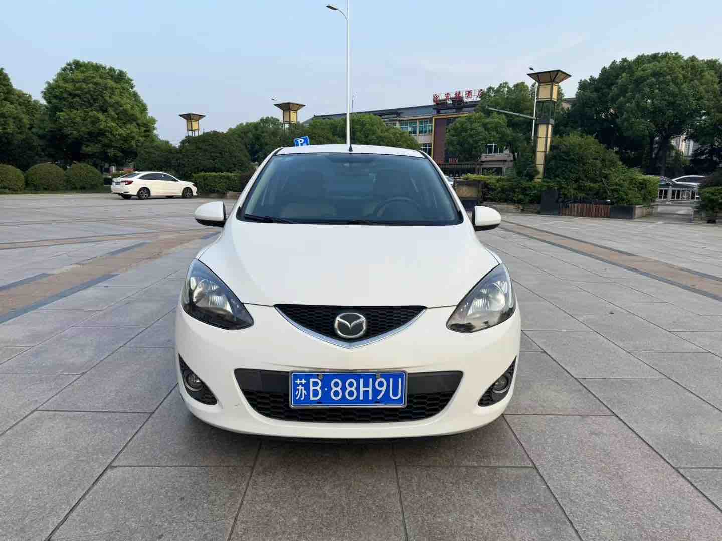 Mazda 2 Sedan 2010 汽车图片 