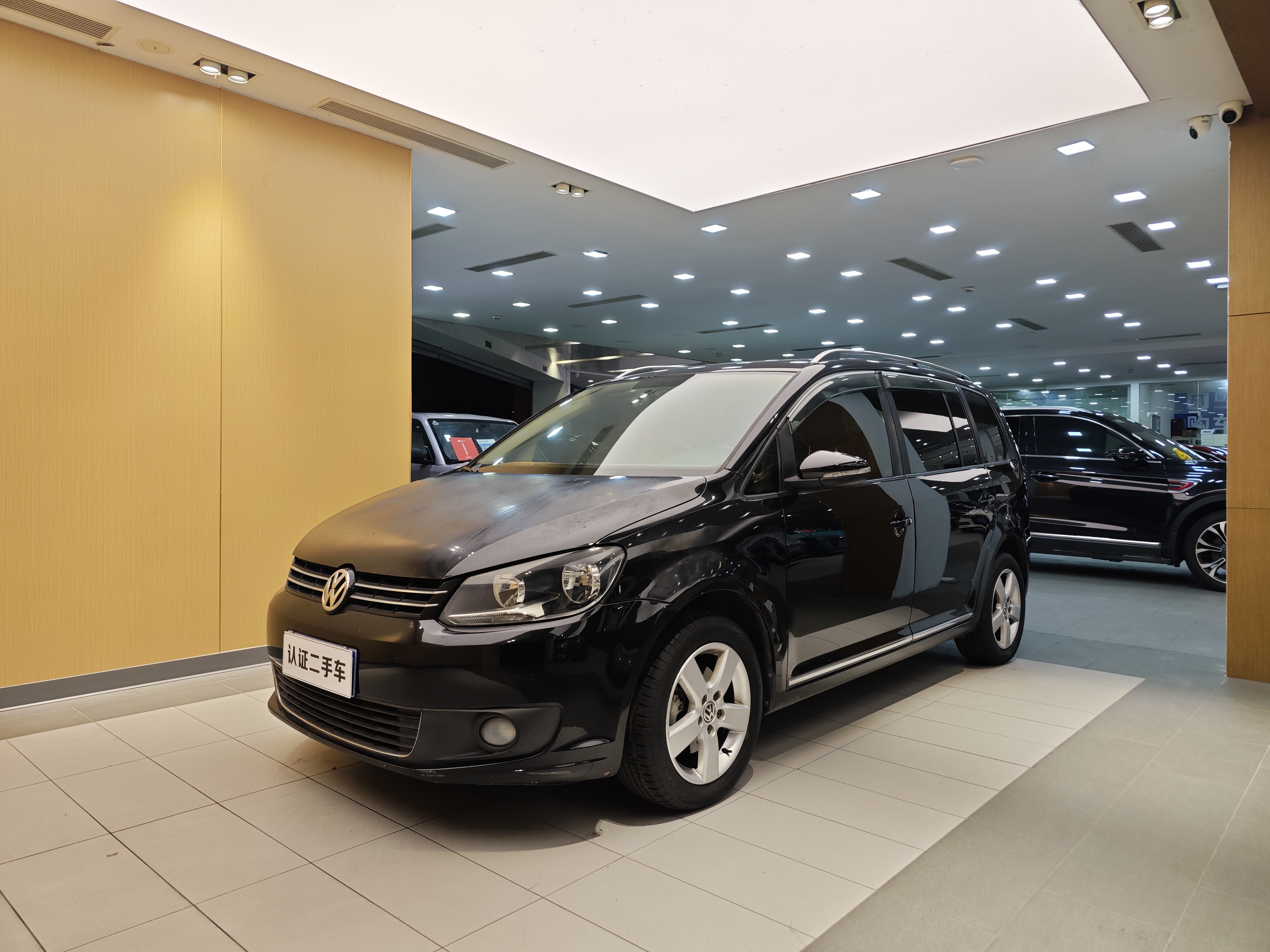 Volkswagen Touran 2011 car image 