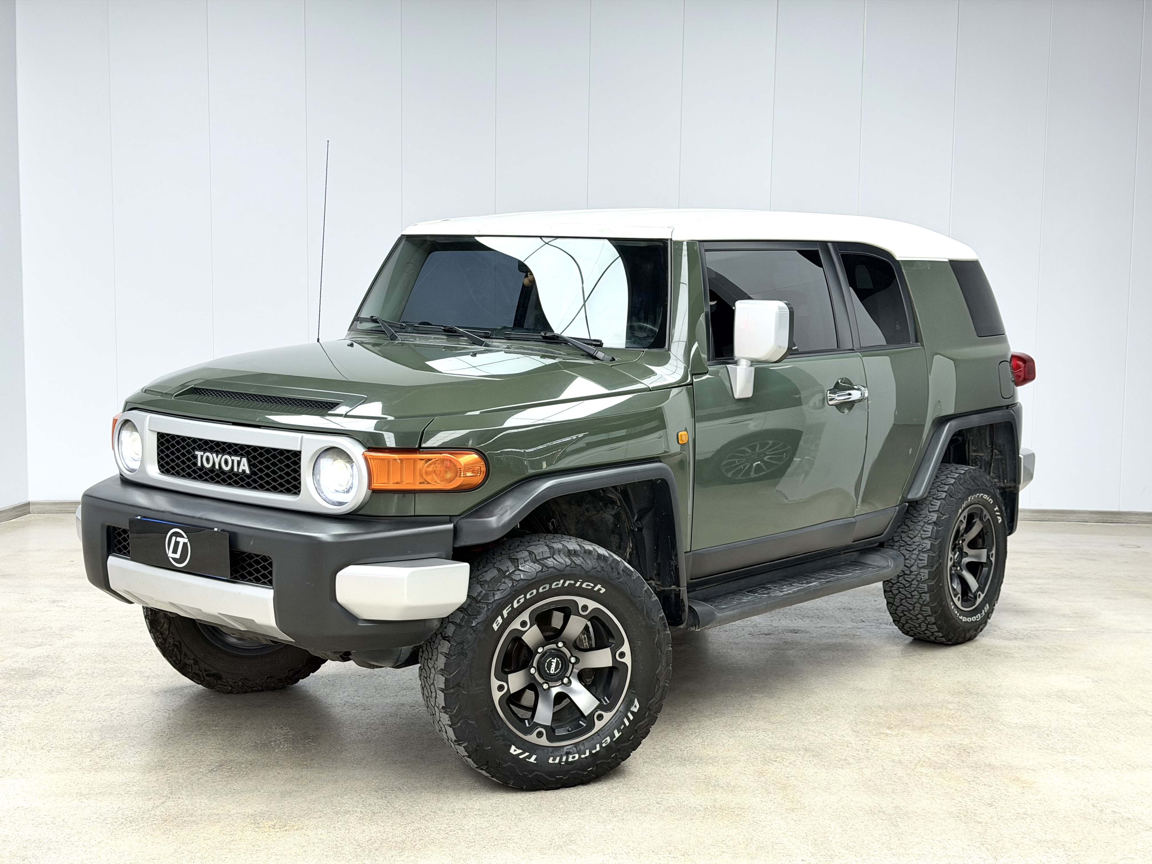 Toyota FJ Cruiser 2011 car image 