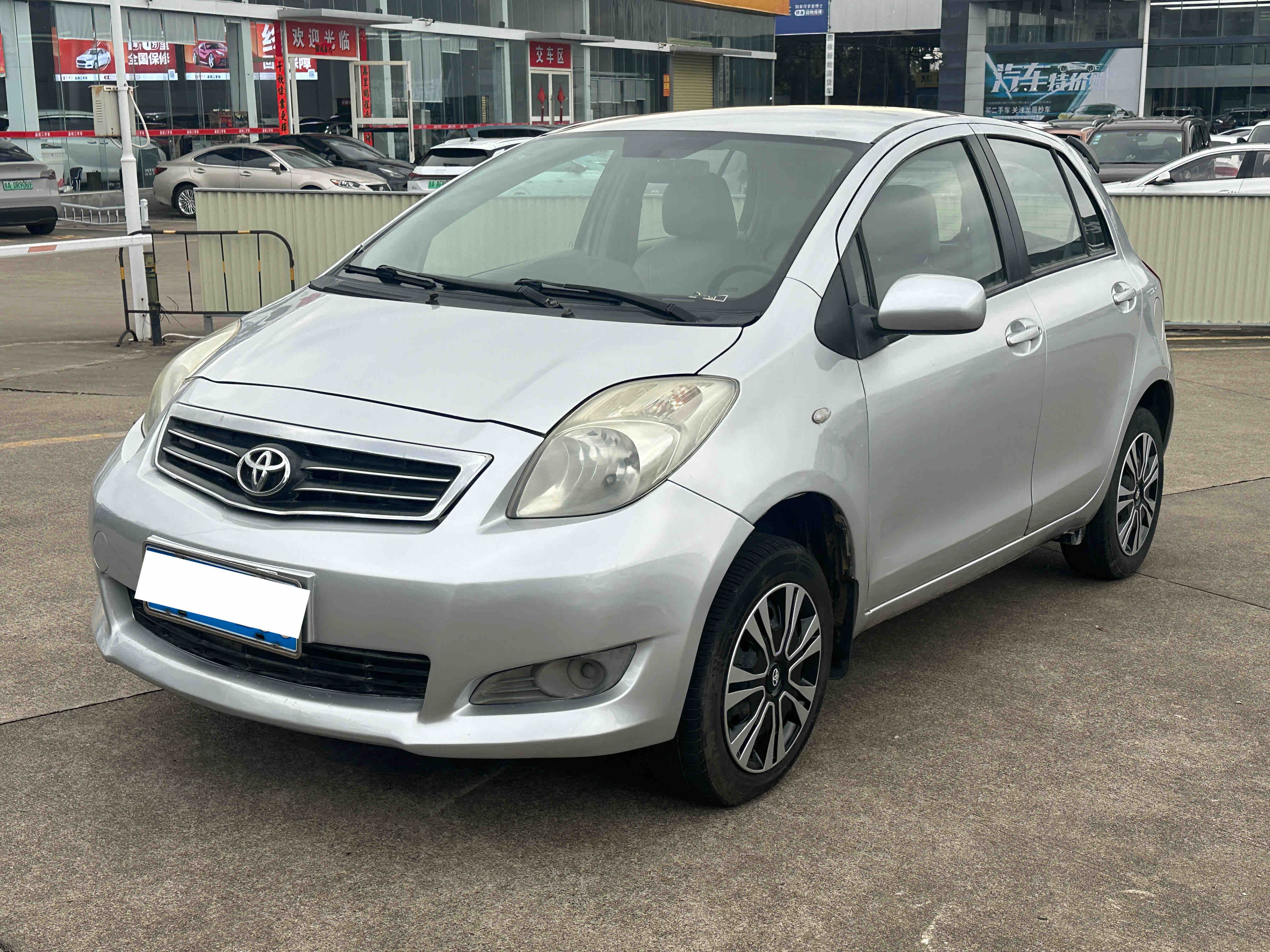 Yaris 2011 car image 