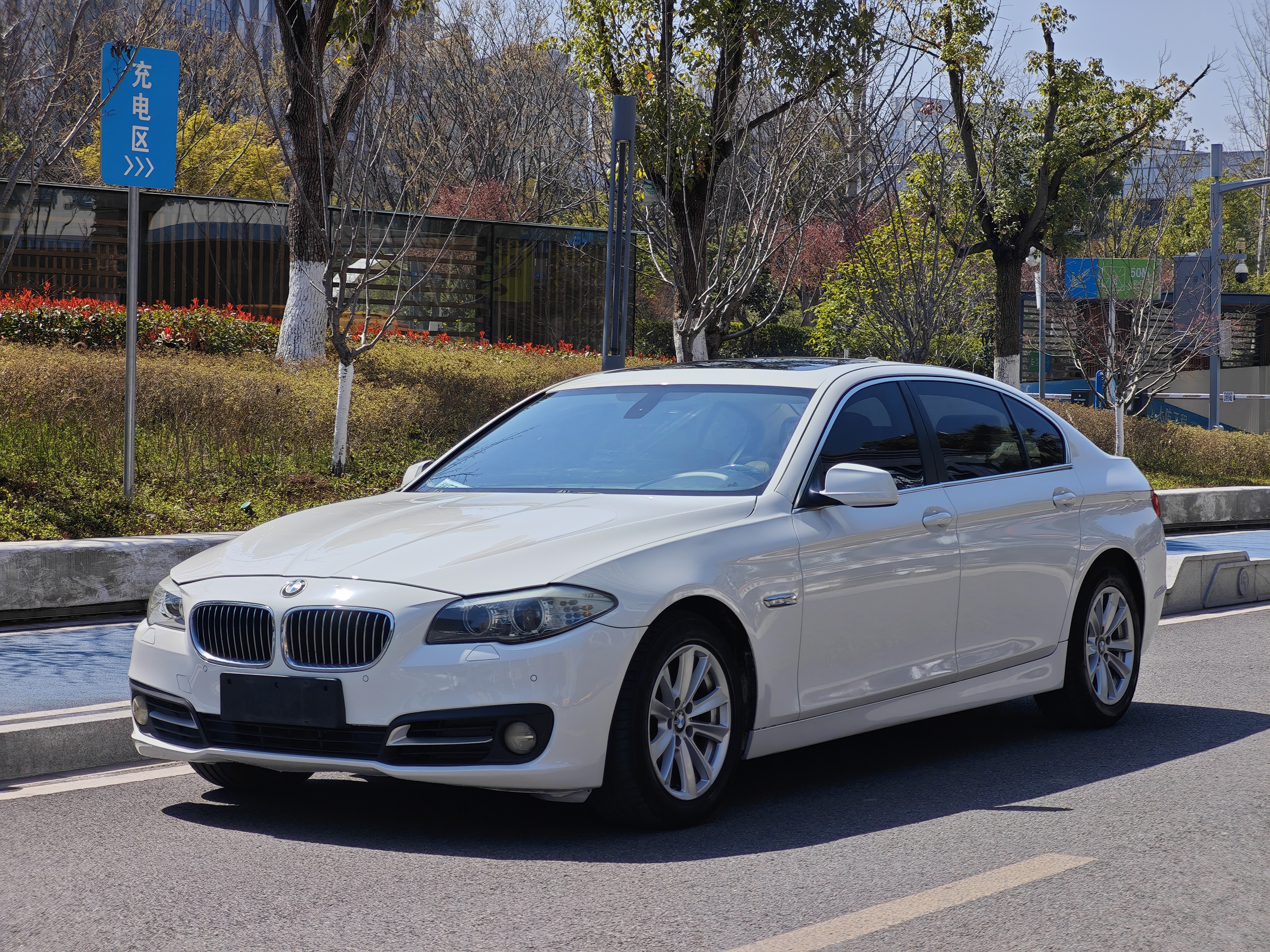 BMW 5 Series 2011 BMW 5 Series 2011 car image