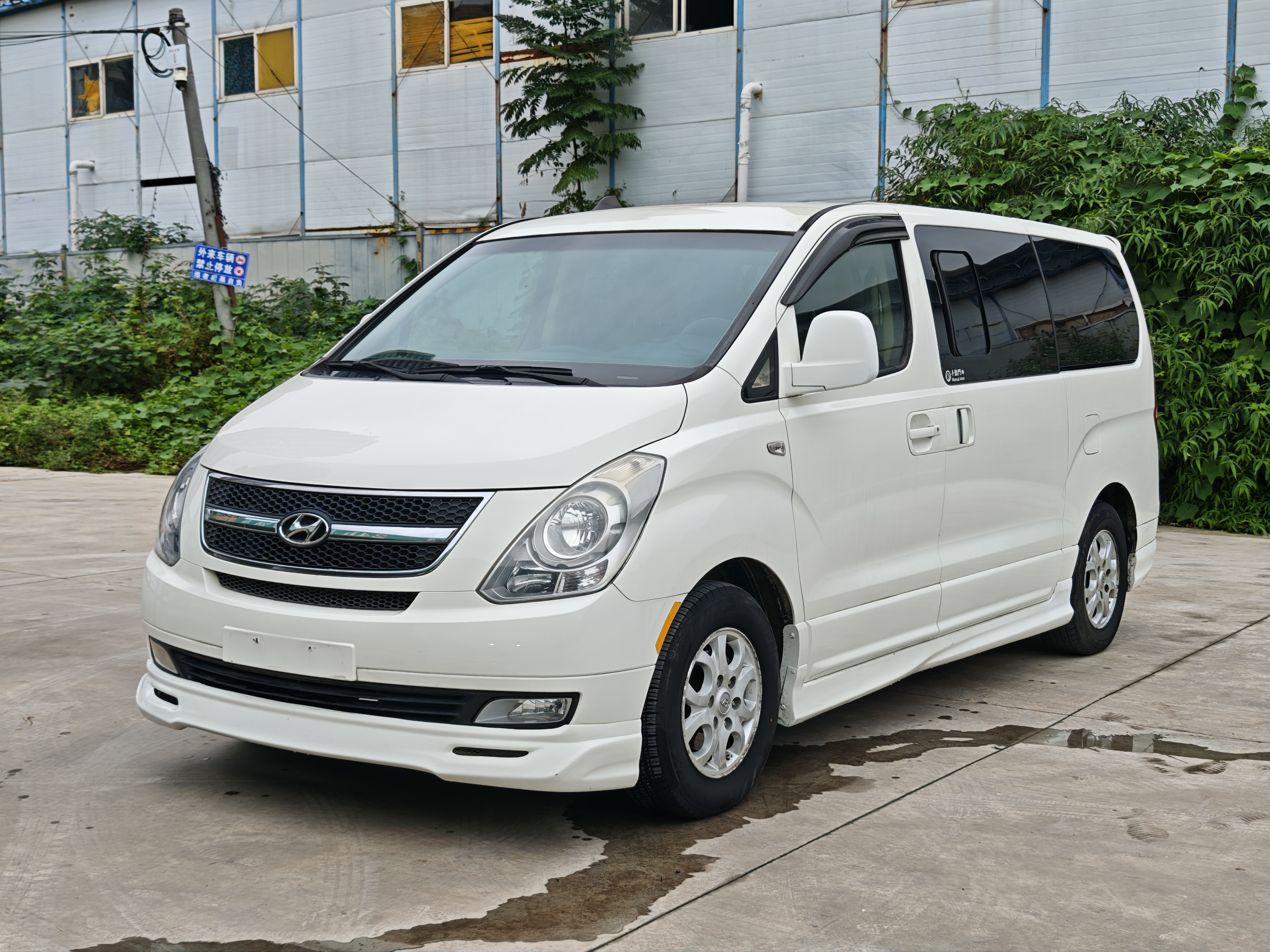 Hyundai H-1 2011 car image 