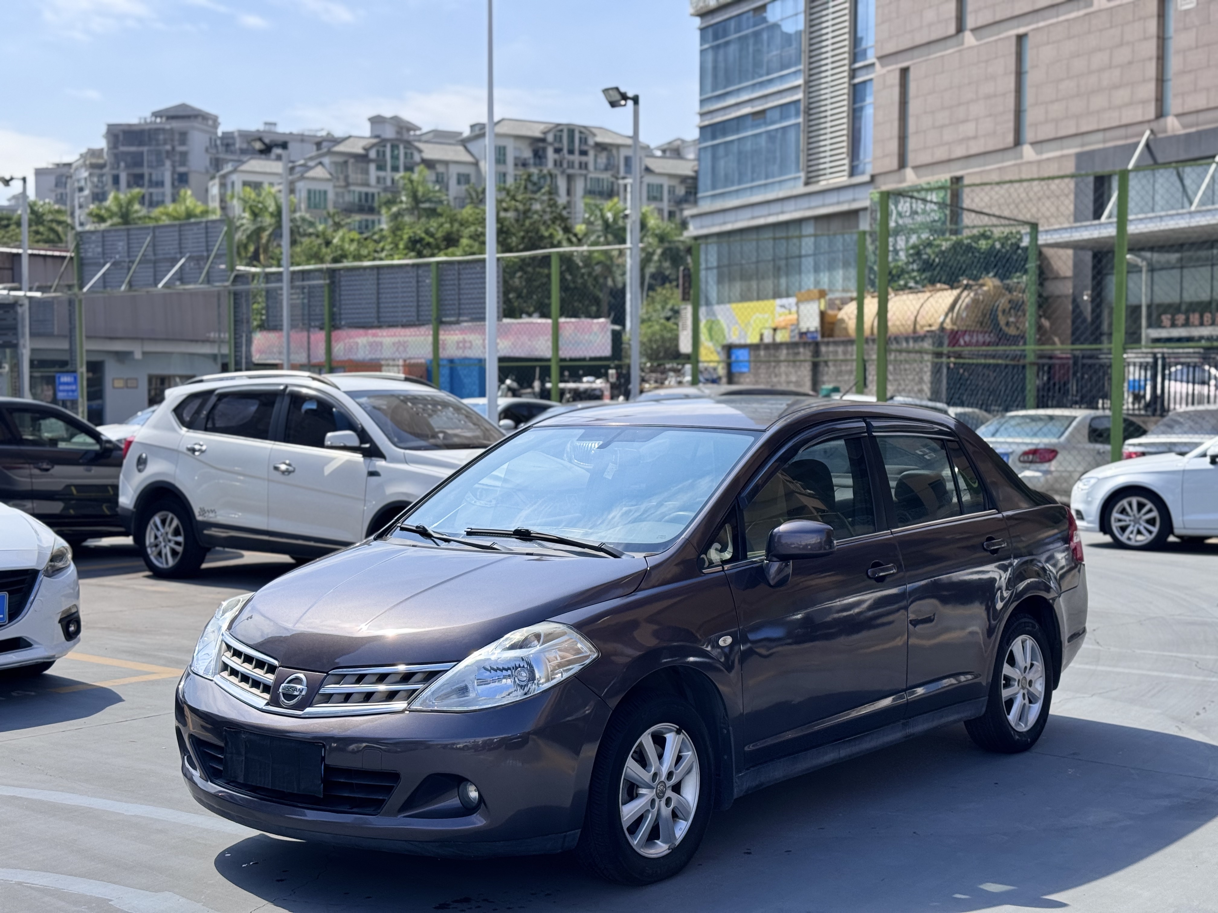 Nissan Tiida Sedan 2010 汽车图片 