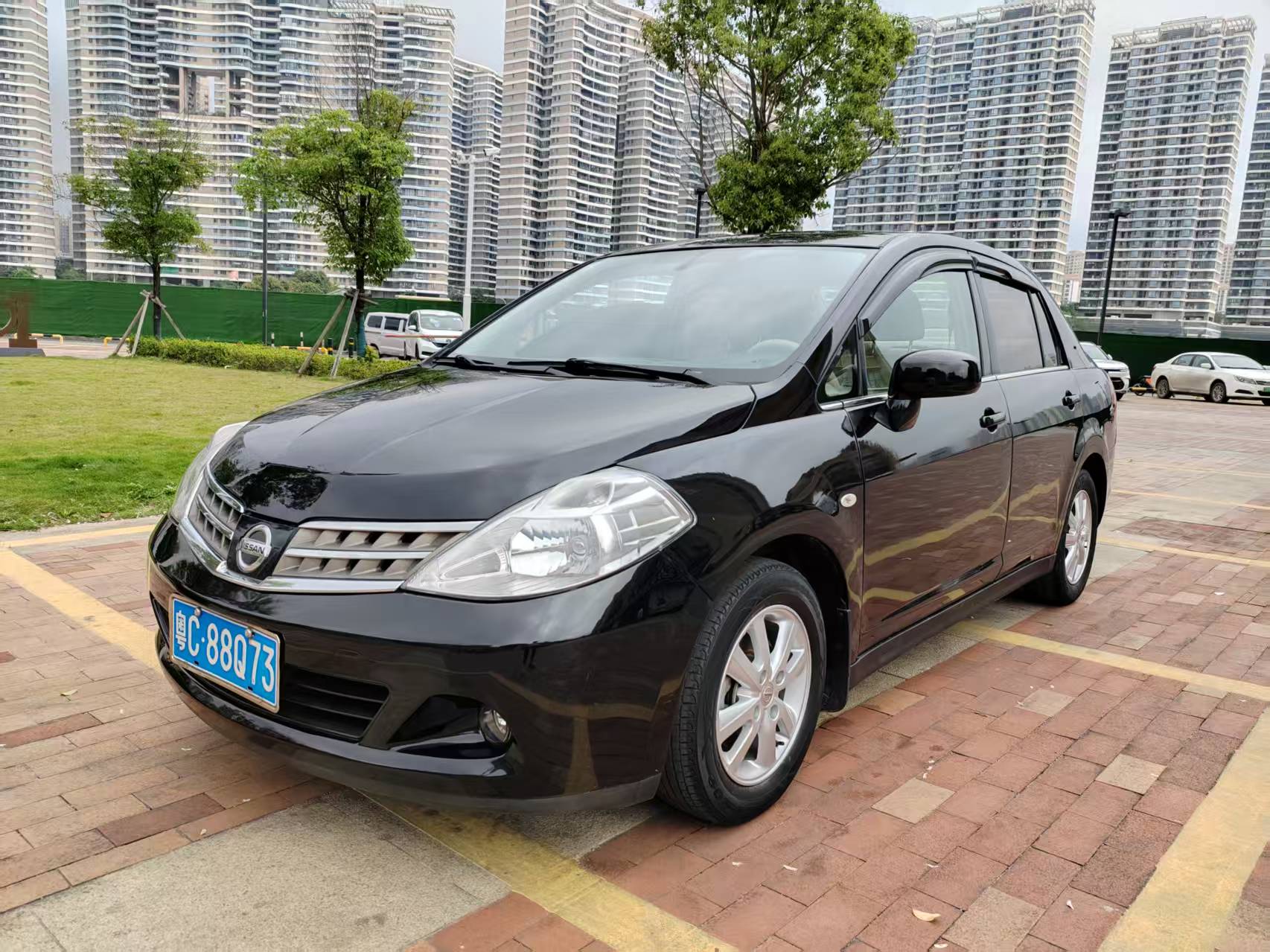 Nissan Tiida Sedan 2010 汽车图片 