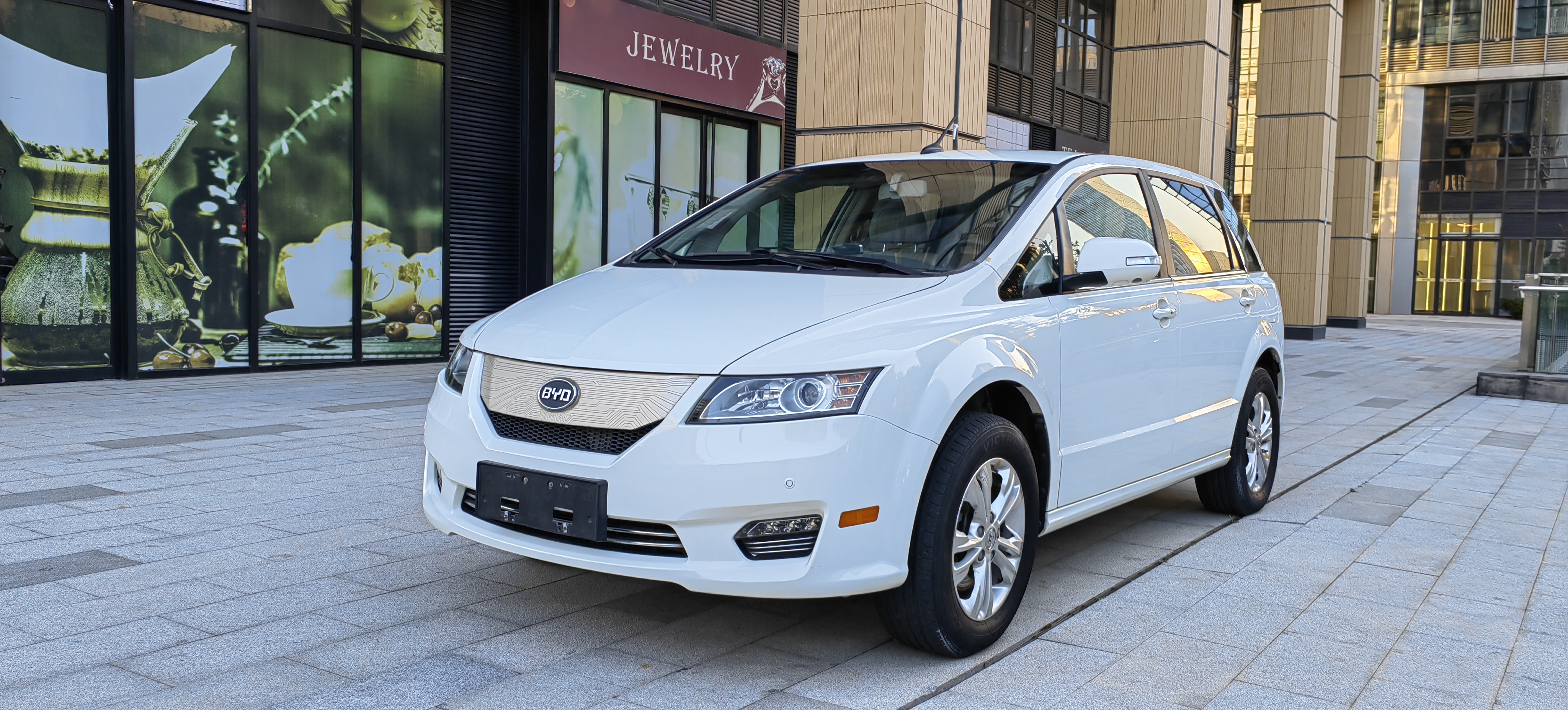 BYD e6 2016 car image 