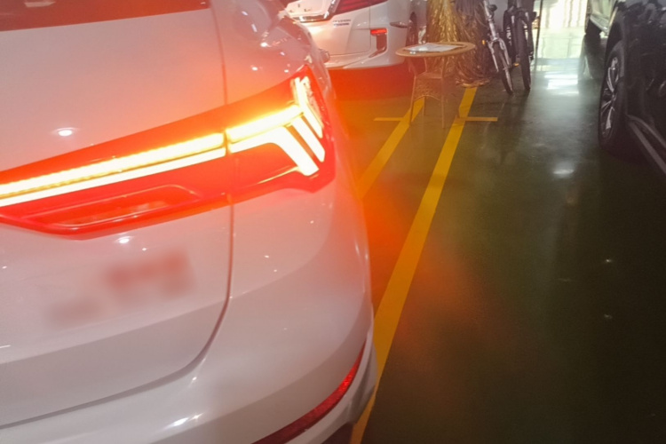 Audi Q3 2020 car image #8