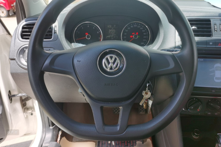 Volkswagen Polo 2015 car image #12