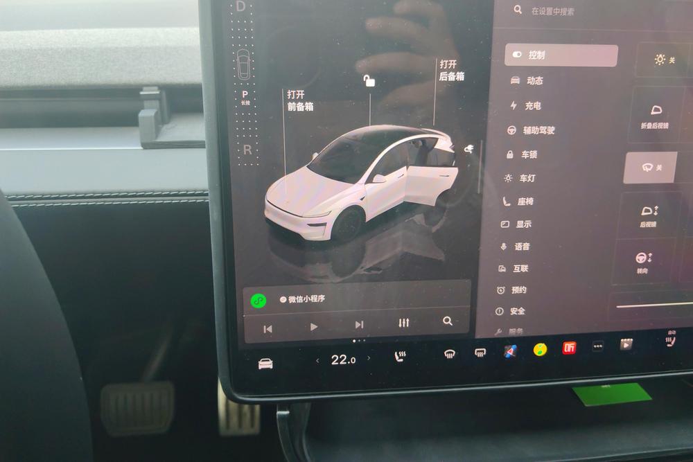 Tesla Model Y 2025 car image #10