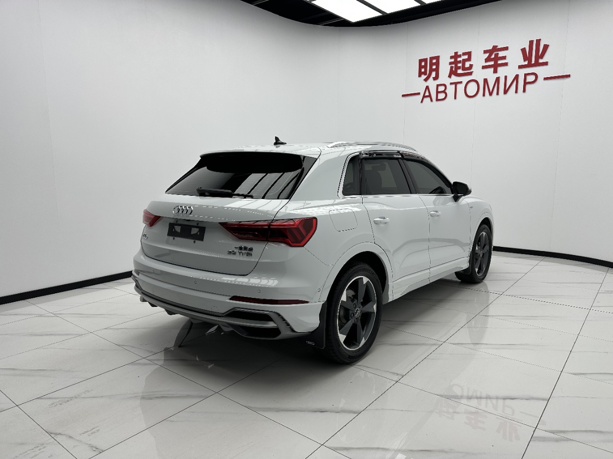 Audi Q3 2023 car image #9
