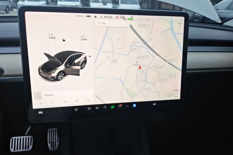 Tesla Model Y 2021 car image #13