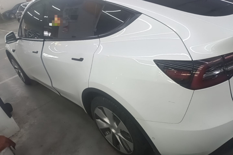 Tesla Model Y 2023 car image #5