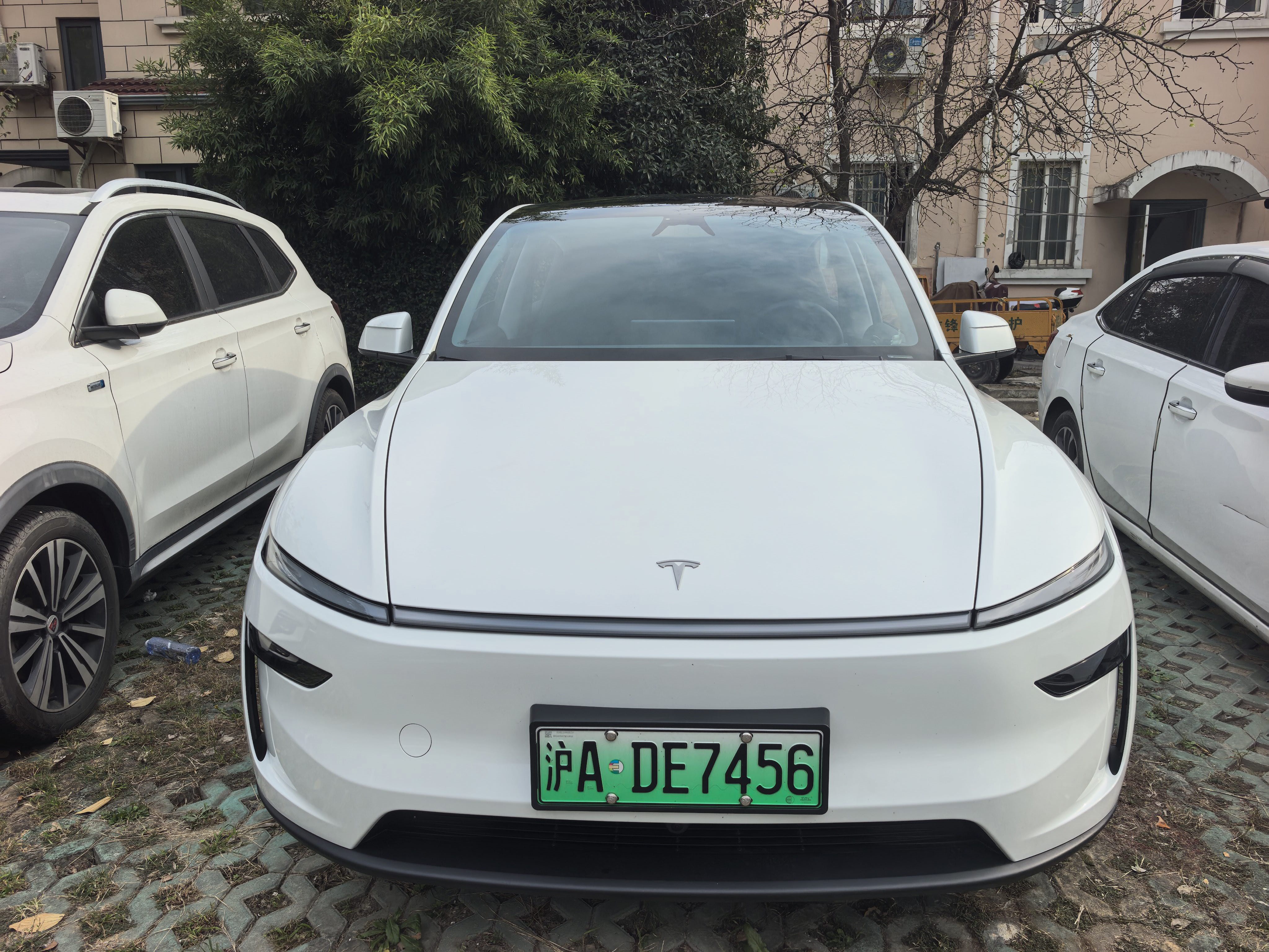 Tesla Model Y 2025 #6 Tesla Model Y 2025 car image #6