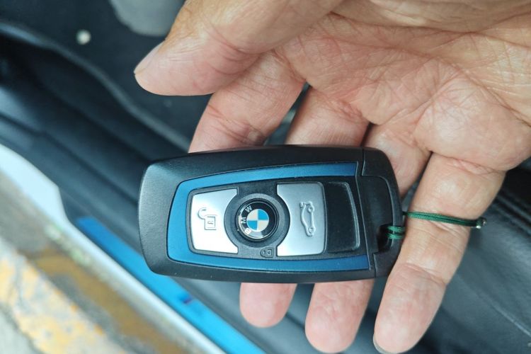 BMW 3 Series 2018 car image #11