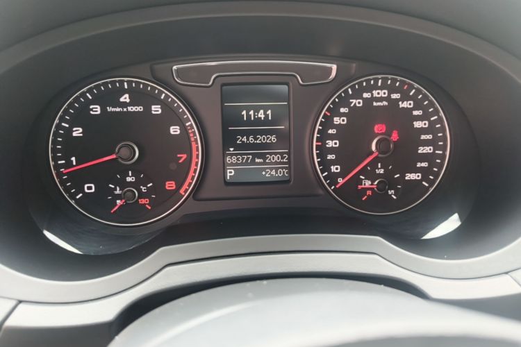 Audi Q3 2018 car image #12