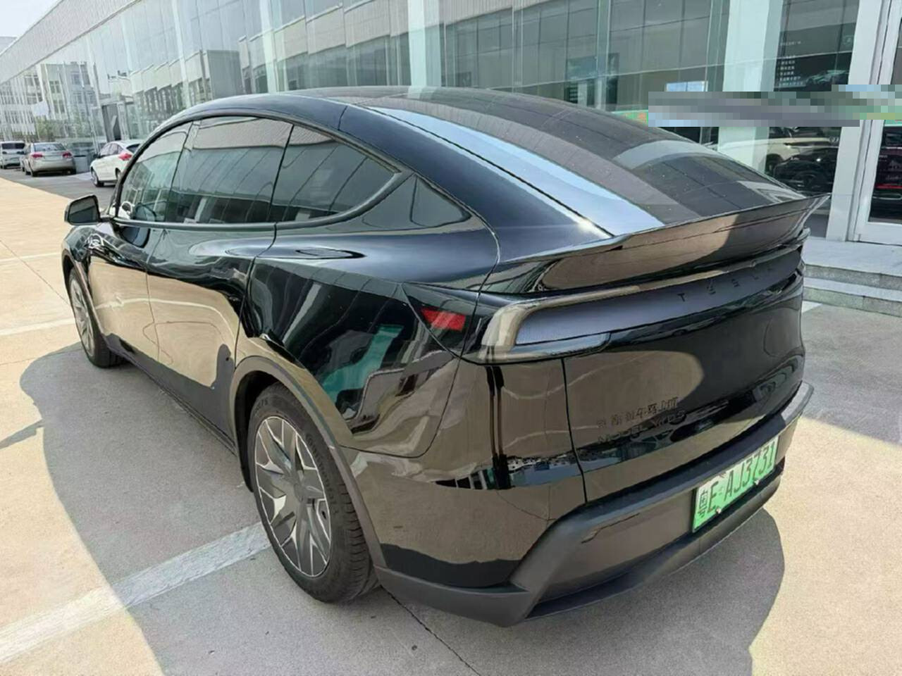 Tesla Model Y L 2025 #9 Tesla Model Y L 2025 car image #9