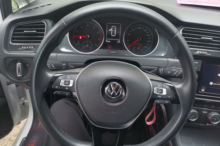 Volkswagen Golf 2019 car image #11
