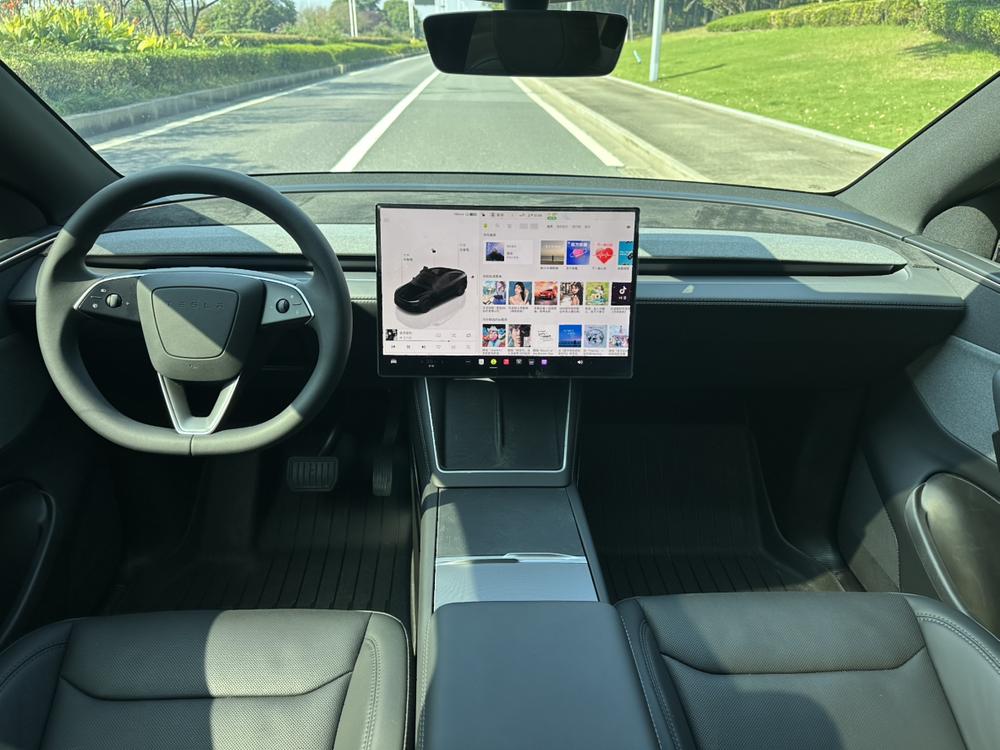 Tesla Model Y 2026 immagine di auto #7