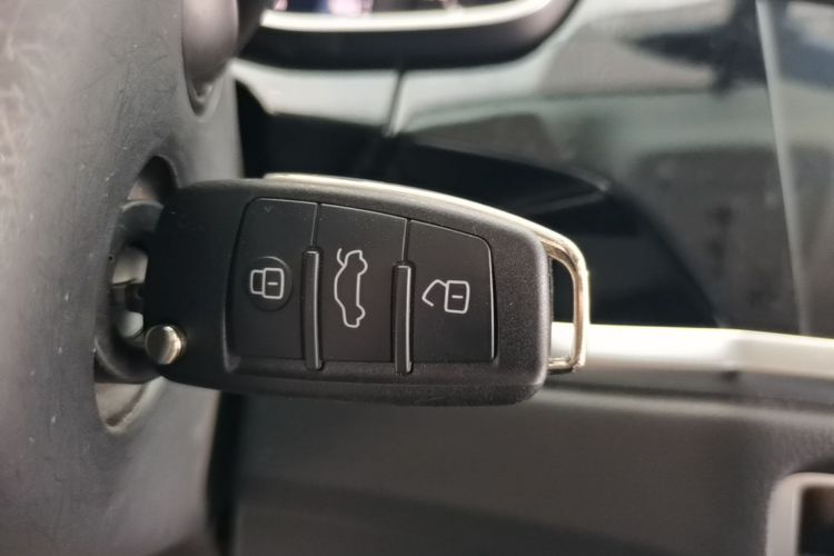 Audi Q3 2021 car image #12