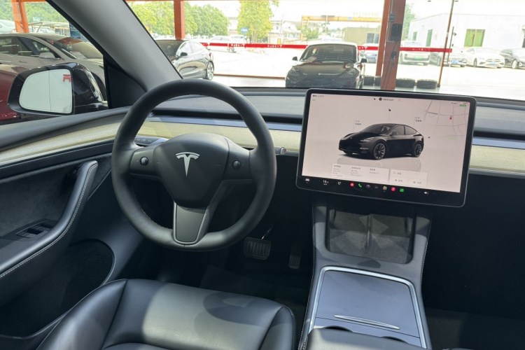 Tesla Model Y 2023 car image #11