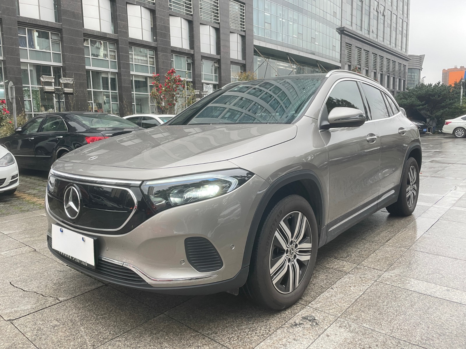 Mercedes-Benz EQA Class 2022 immagine di auto 