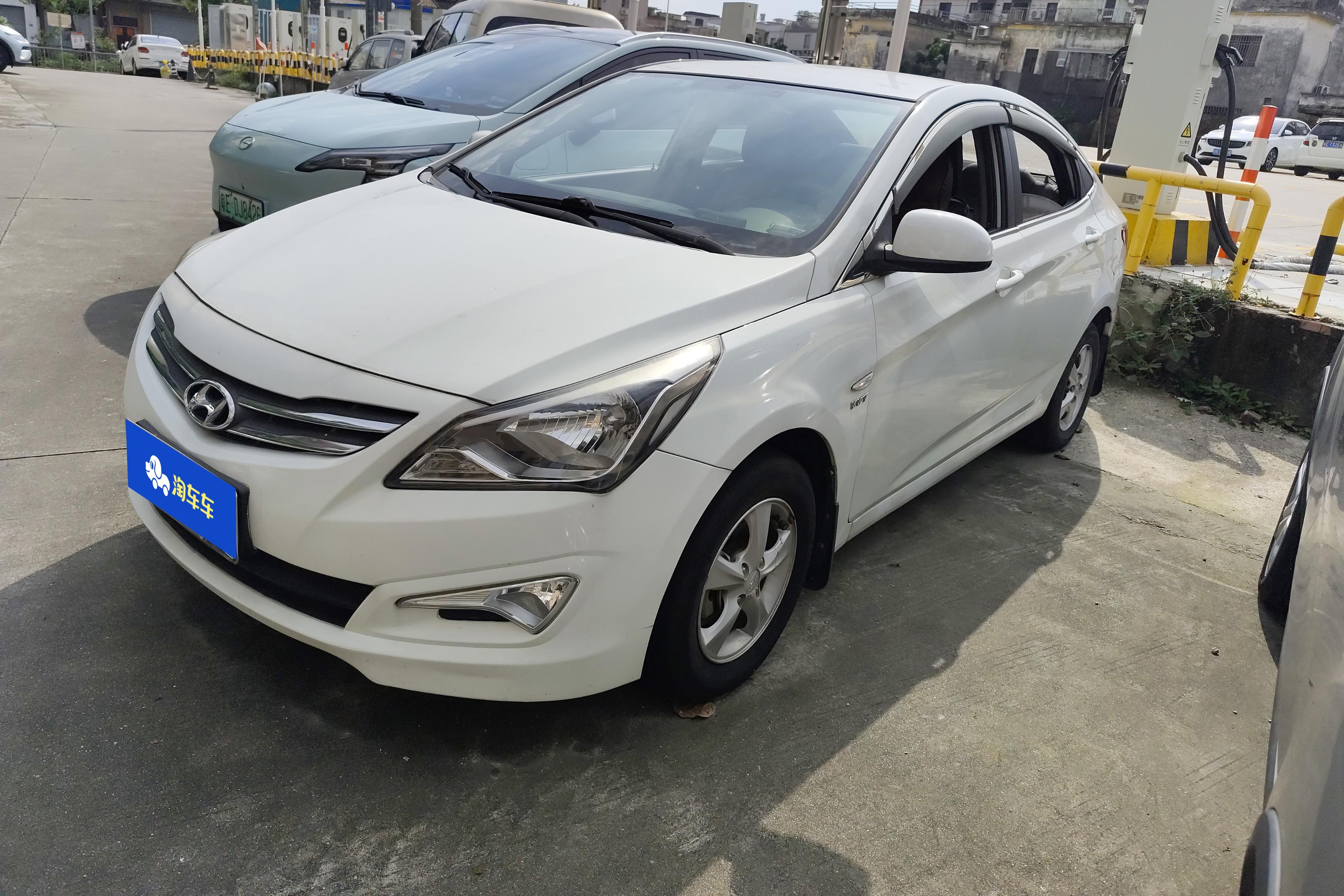 Hyundai Reina 2016 car image 