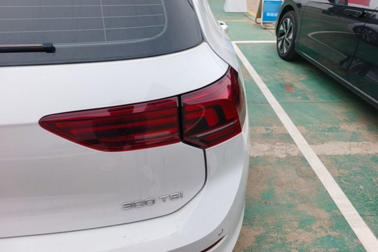 Volkswagen Golf 2025 car image #8