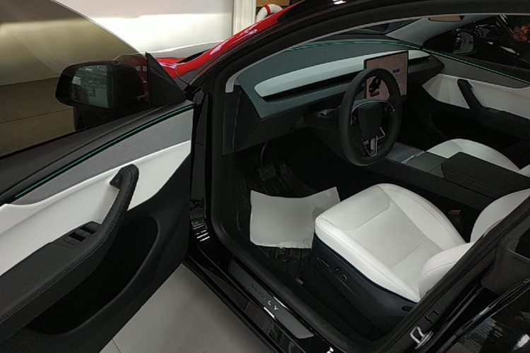 Tesla Model Y 2025 #16 Tesla Model Y 2025 car image #16