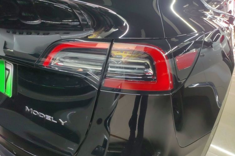 Tesla Model Y 2023 immagine di auto #8
