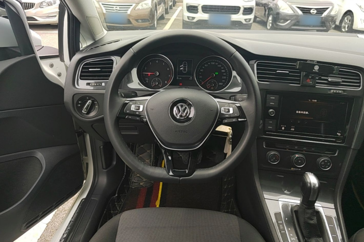 Volkswagen Golf 2019 car image #15