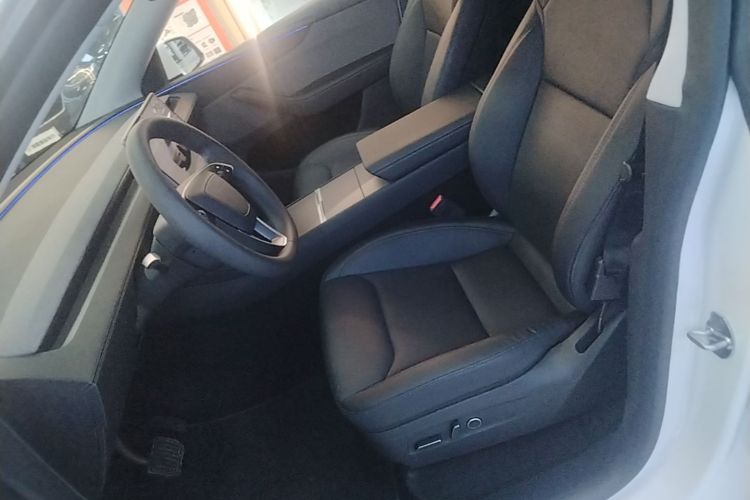 Tesla Model Y 2025 #15 Tesla Model Y 2025 car image #15