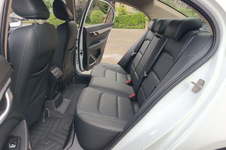 GEELY Emgrand 2019 car image #17