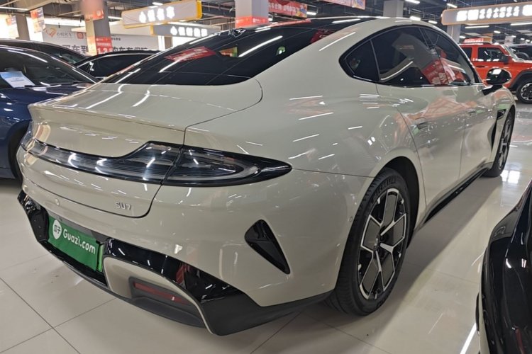 MI SU7 2025 immagine di auto #7