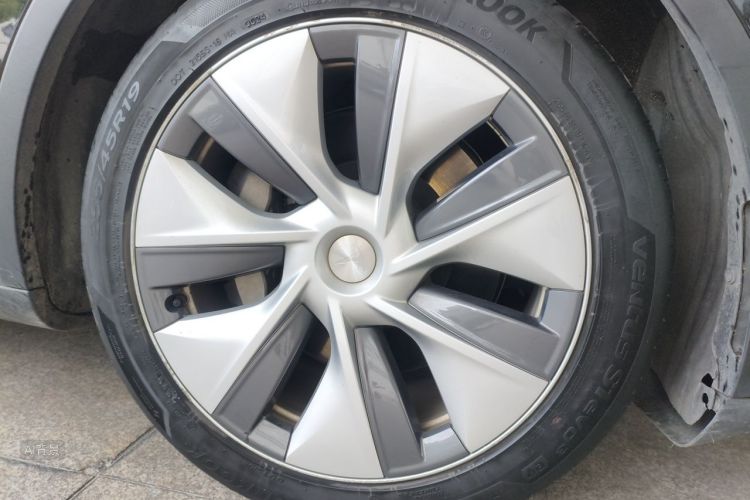 Tesla Model Y 2021 car image #9