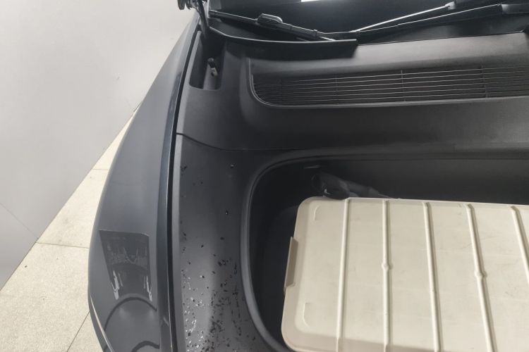 Tesla Model Y 2025 immagine di auto #24